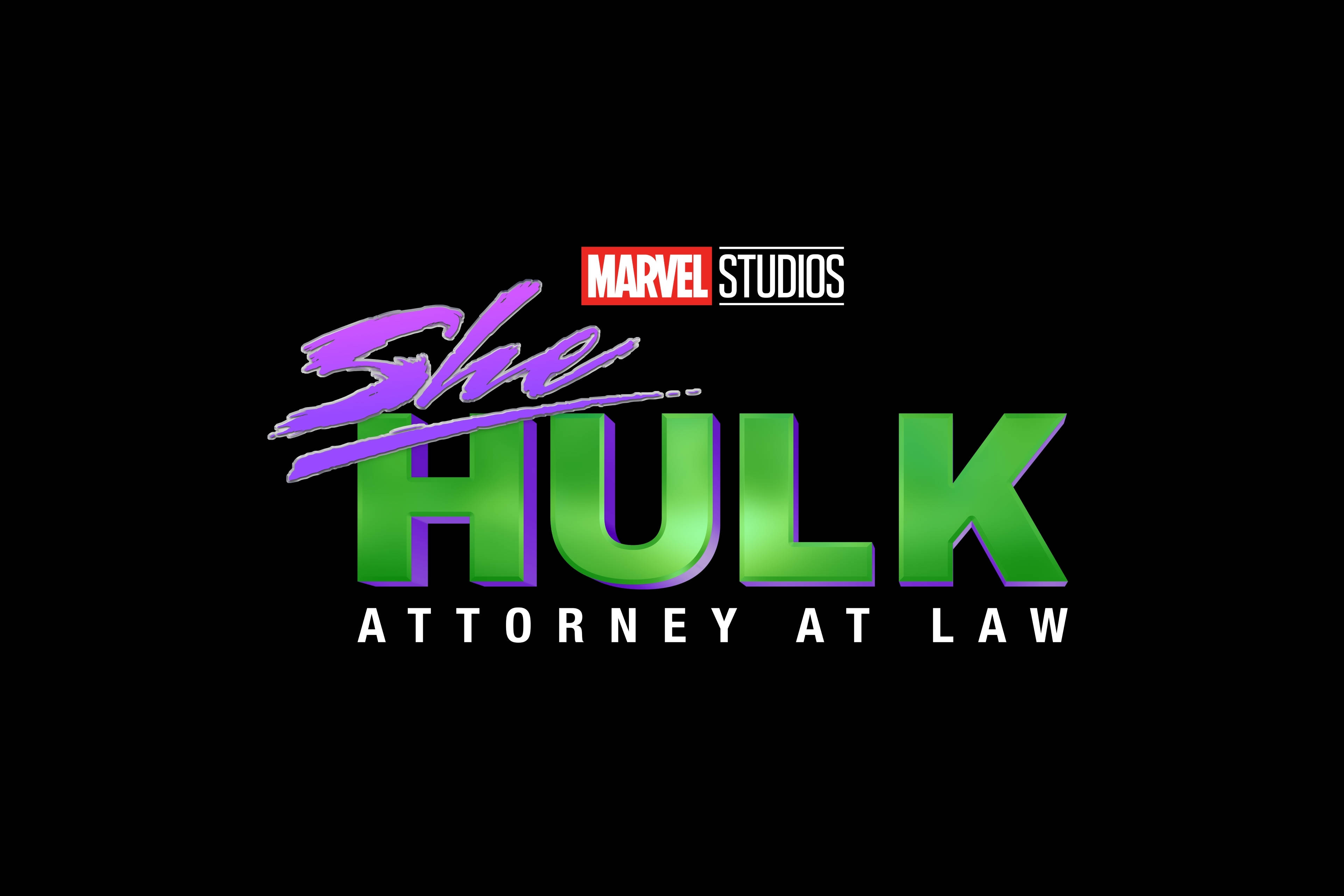 漫威《律師女浩克》 壁紙 — 在黑色背景上，帶有Marvel Studios品牌的鮮明綠色和紫色「She Hulk Attorney at Law」標誌。