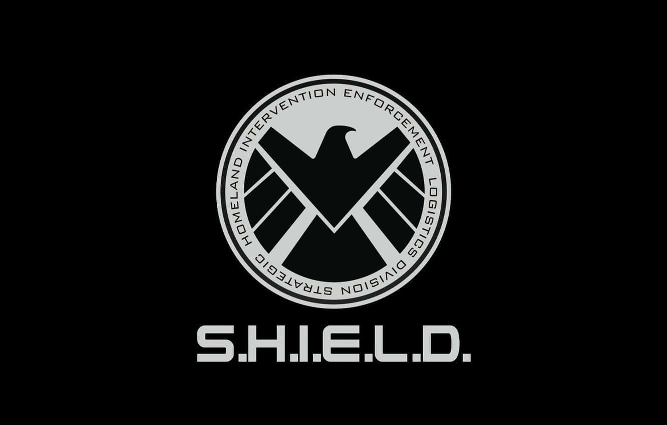 S.H.I.E.L.D. 標誌，帶有鷹徽章和文字，位於黑色背景上。