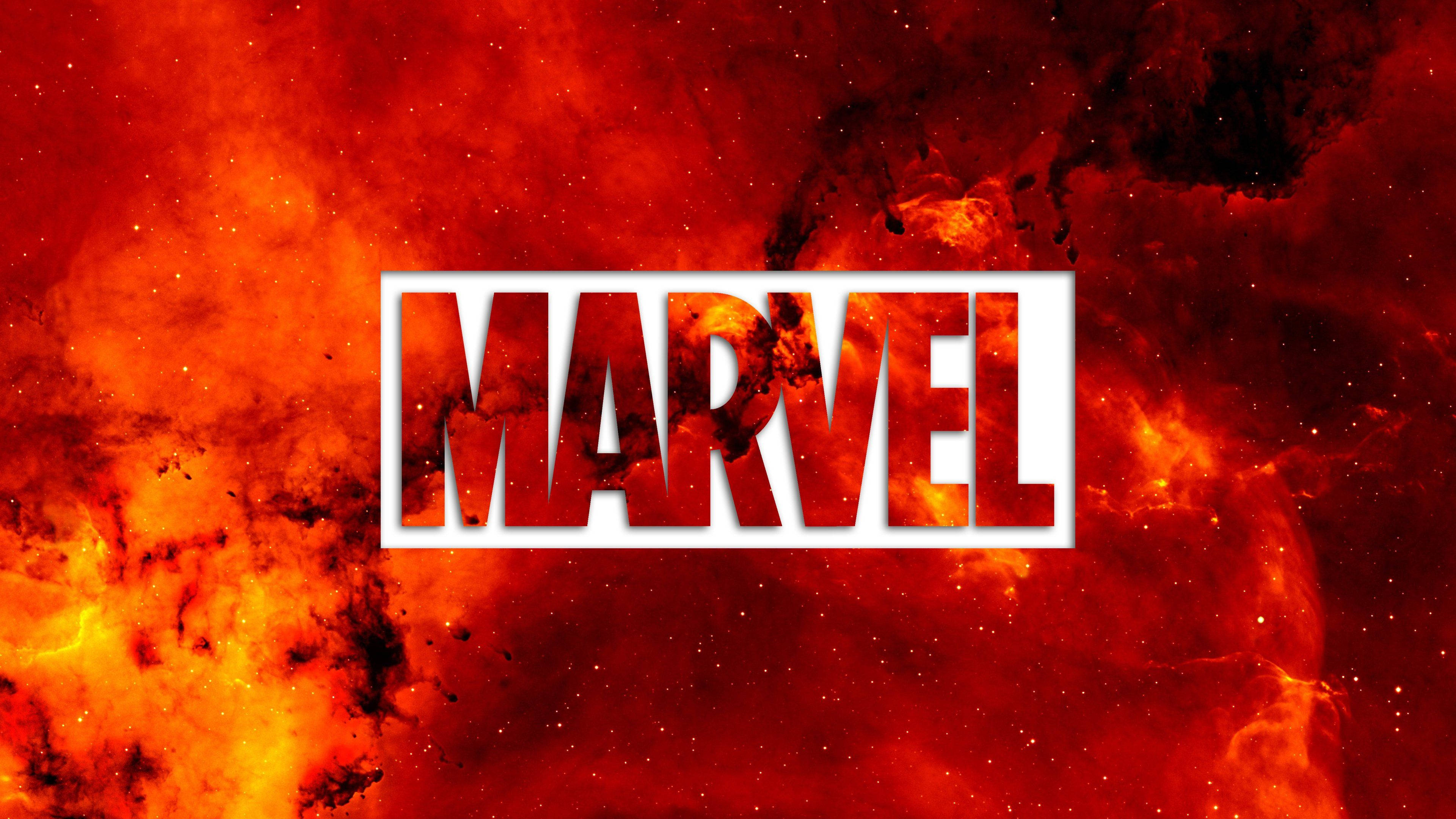 漫威4K火焰標誌 壁紙 — Marvel 標誌在熾熱的宇宙星雲背景下，以醒目的紅色發光，伴隨著旋轉的橙色和黑色雲層。