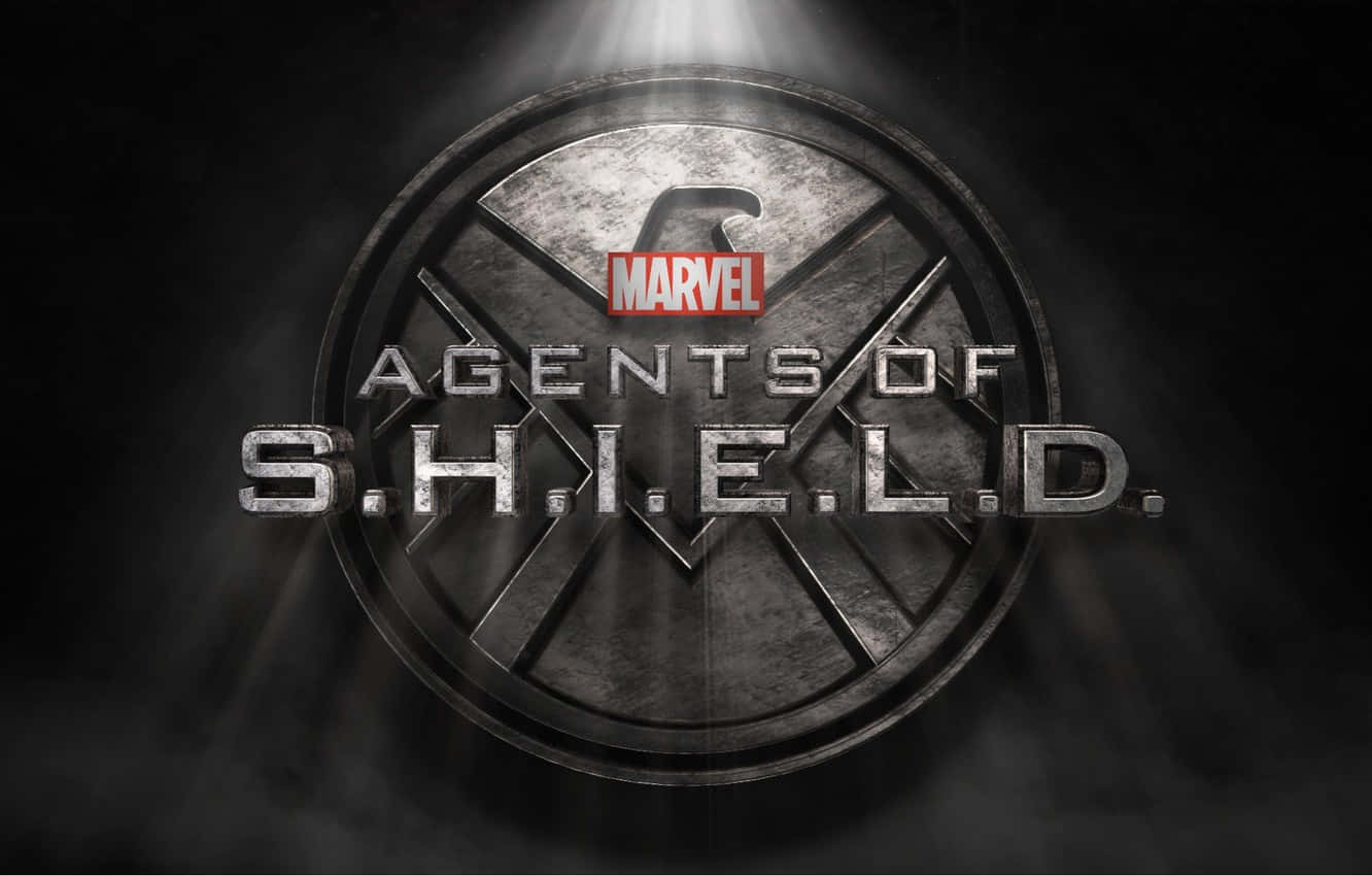 黑暗煙霧背景中聚光燈下的S.H.I.E.L.D.標誌與Marvel標誌