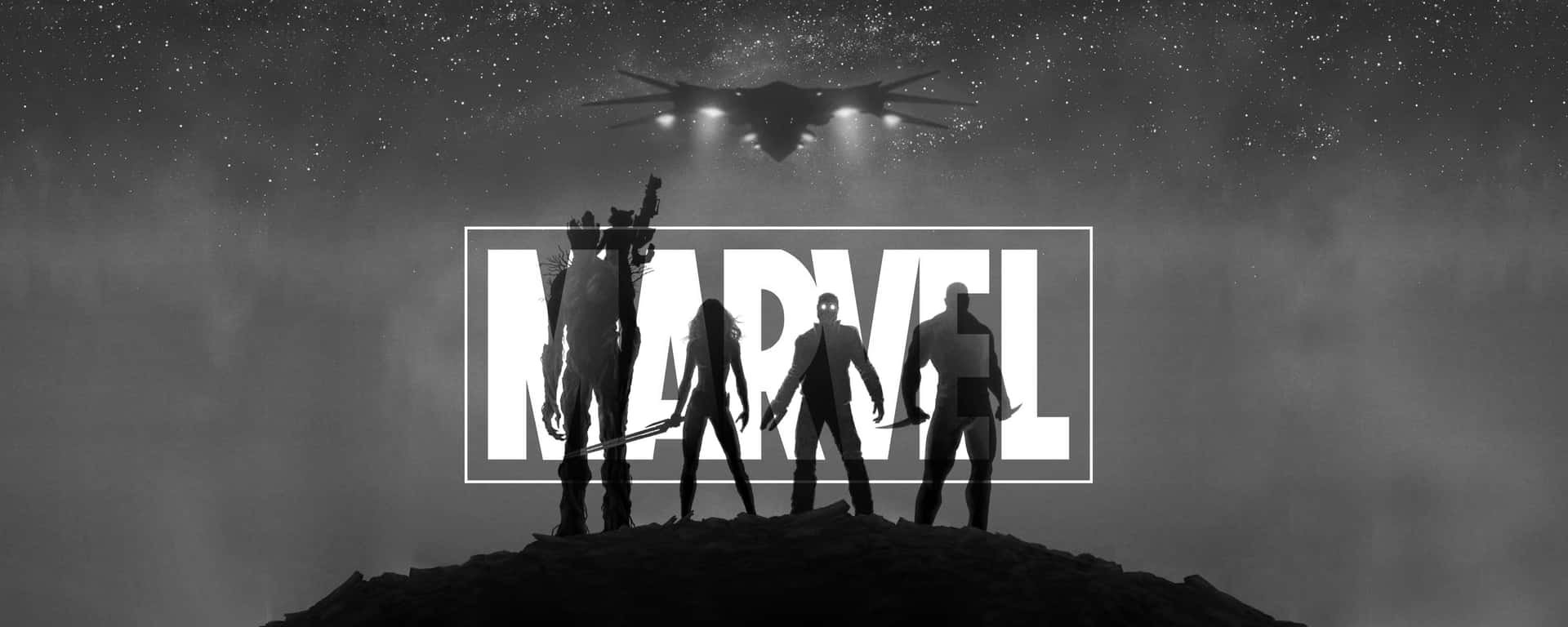 夜晚懸崖上剪影的Marvel英雄，飛行器在標誌上方。