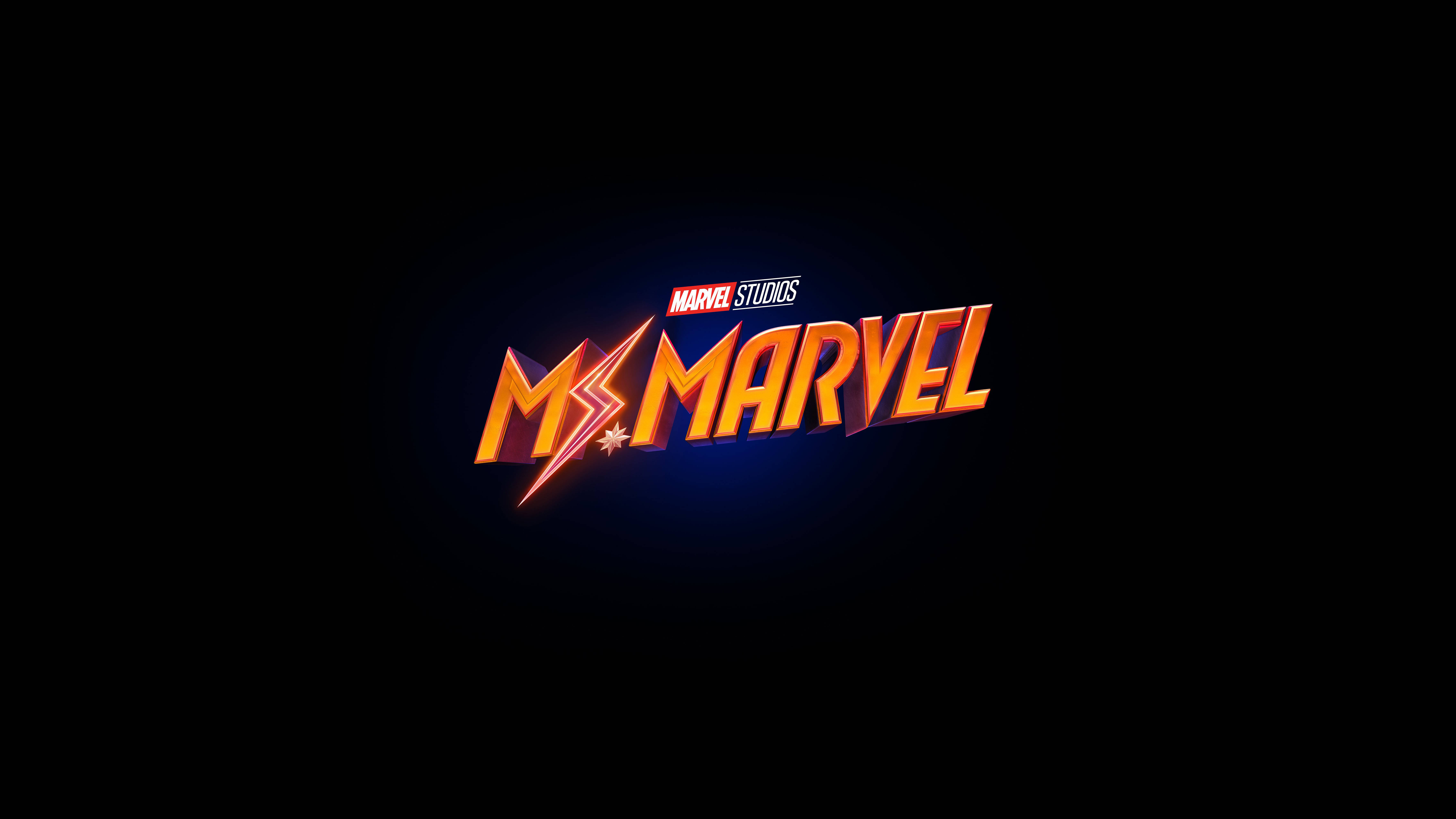 漫威女英雄標誌 壁紙 — 發光的橙色和藍色Ms Marvel標誌，帶有閃電，背景為黑色。