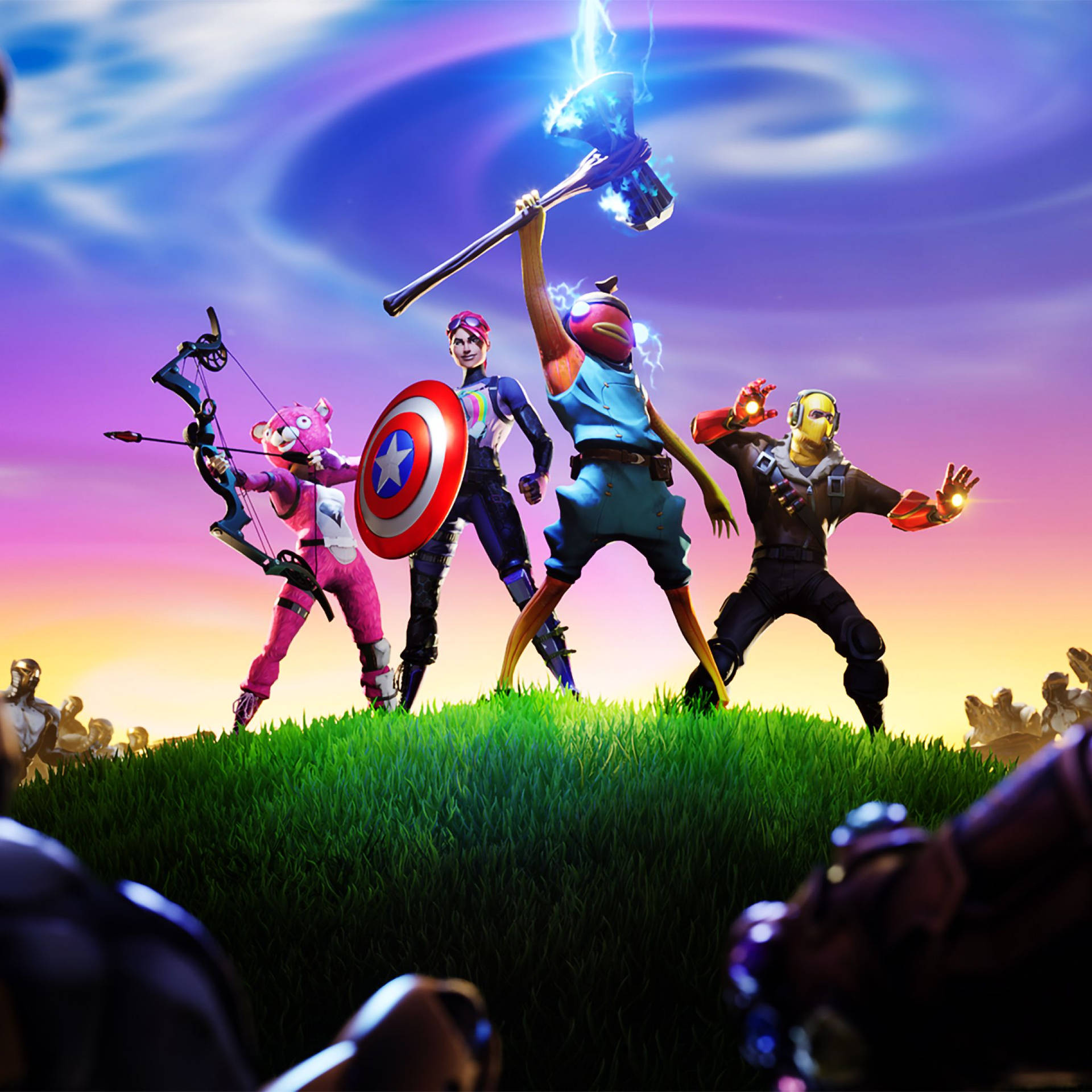 Fortnite角色在長滿草的山丘上，手持發光武器，映襯著色彩繽紛的天空。