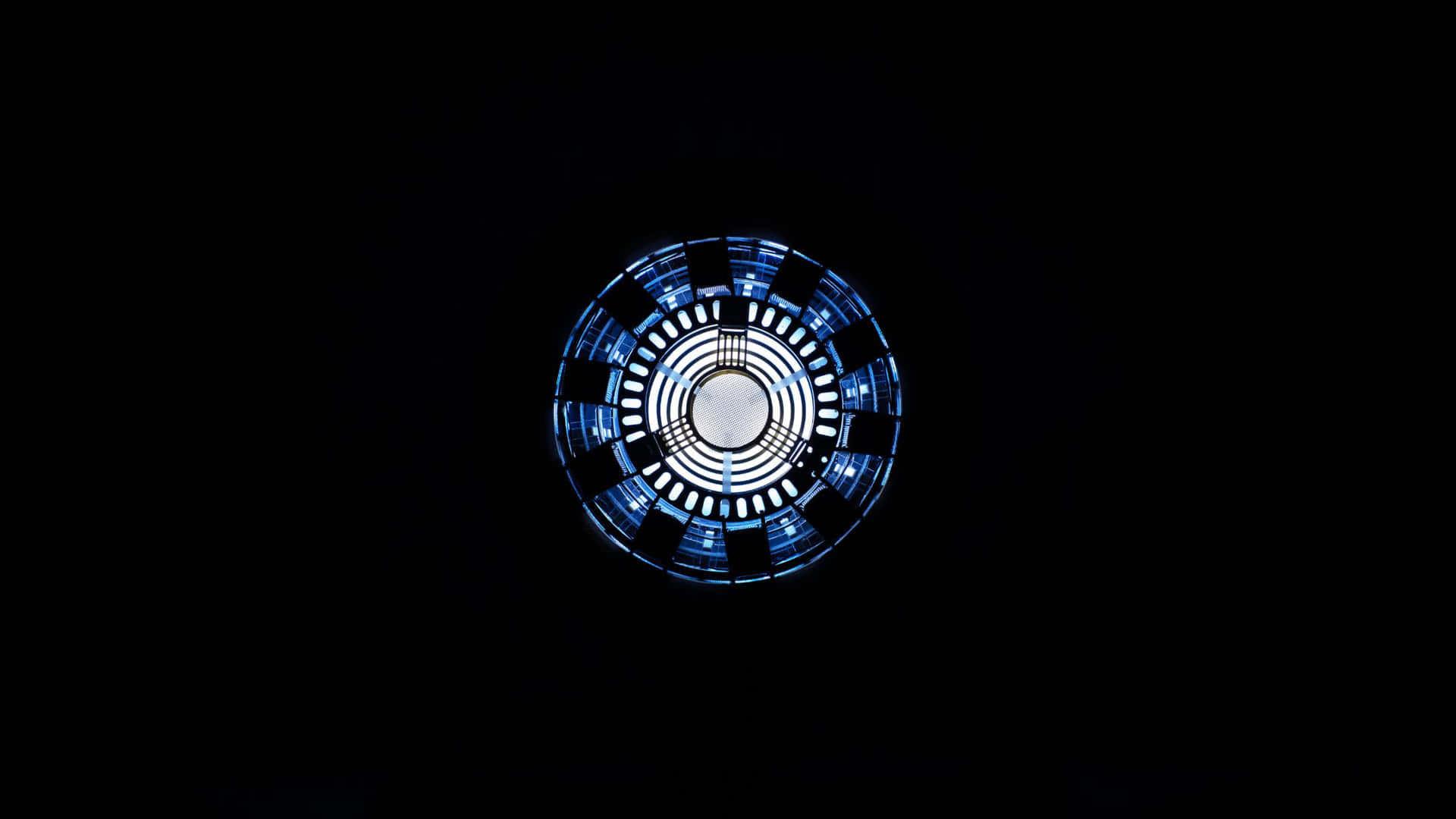 一個發光的藍色圓形電弧反應器在黑色背景下。