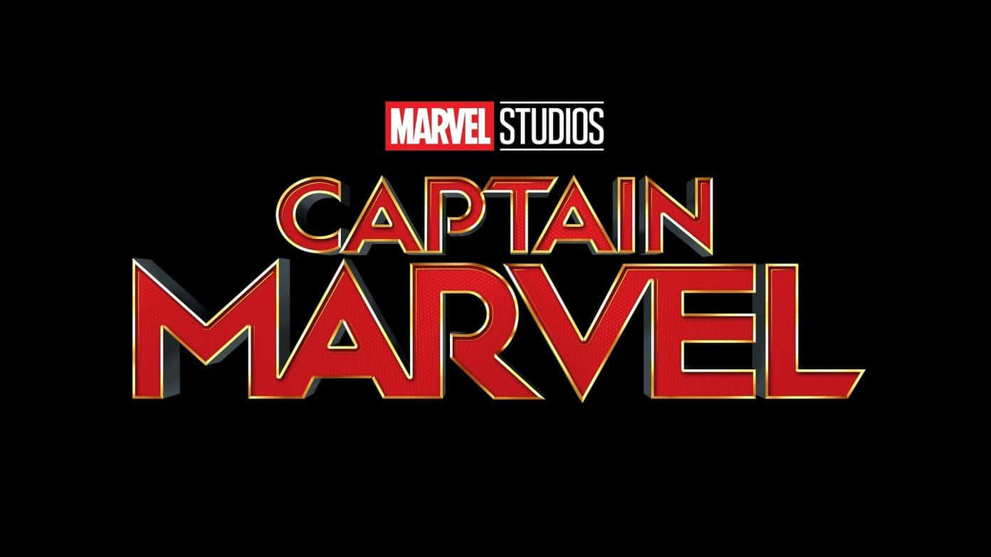 漫威最精彩作品！ 壁紙 — 在黑色背景上，大膽的紅色和金色 Captain Marvel 標題標誌，帶有 Marvel Studios 文字。