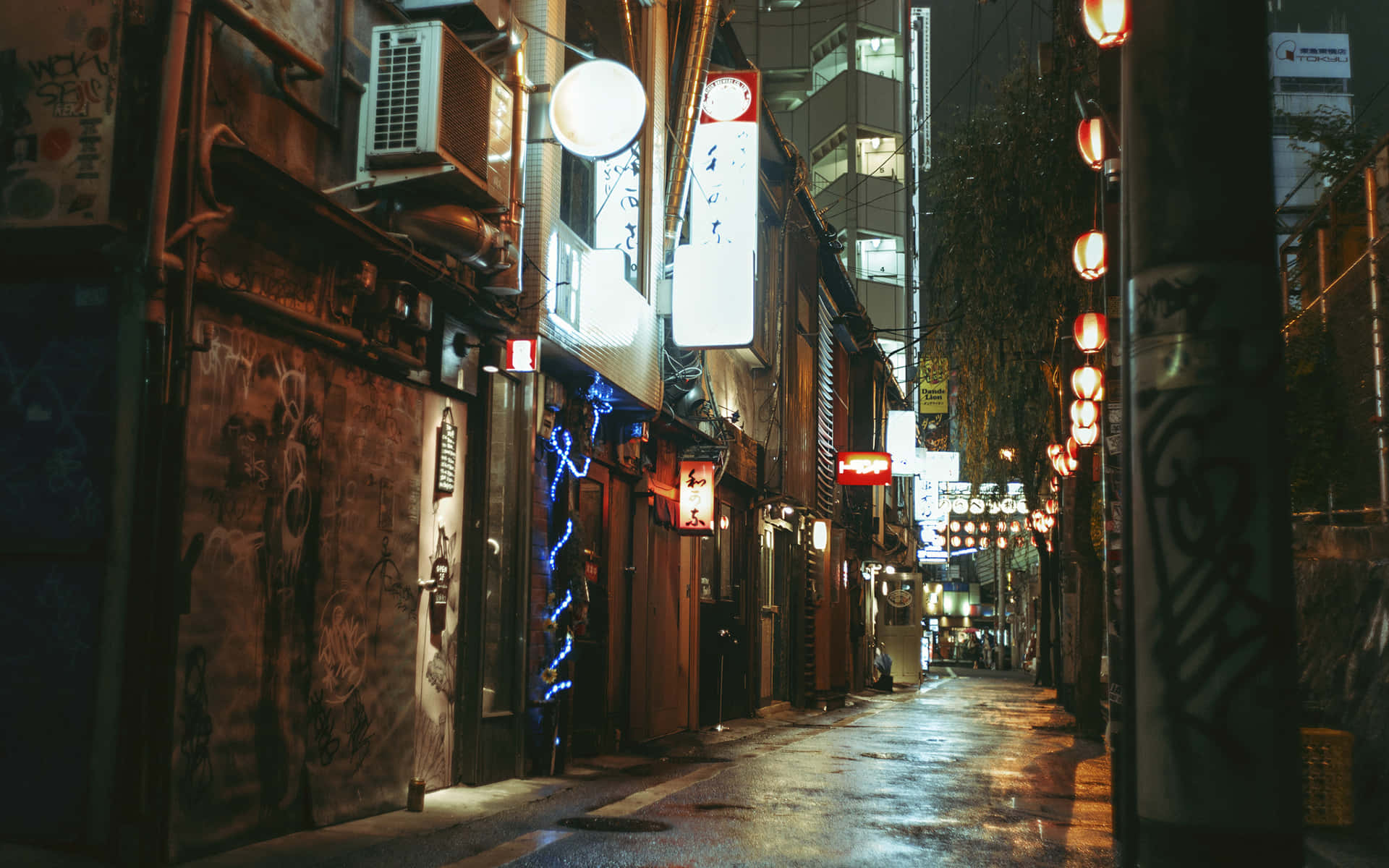 日本雨夜小巷，燈籠和霓虹燈閃爍。