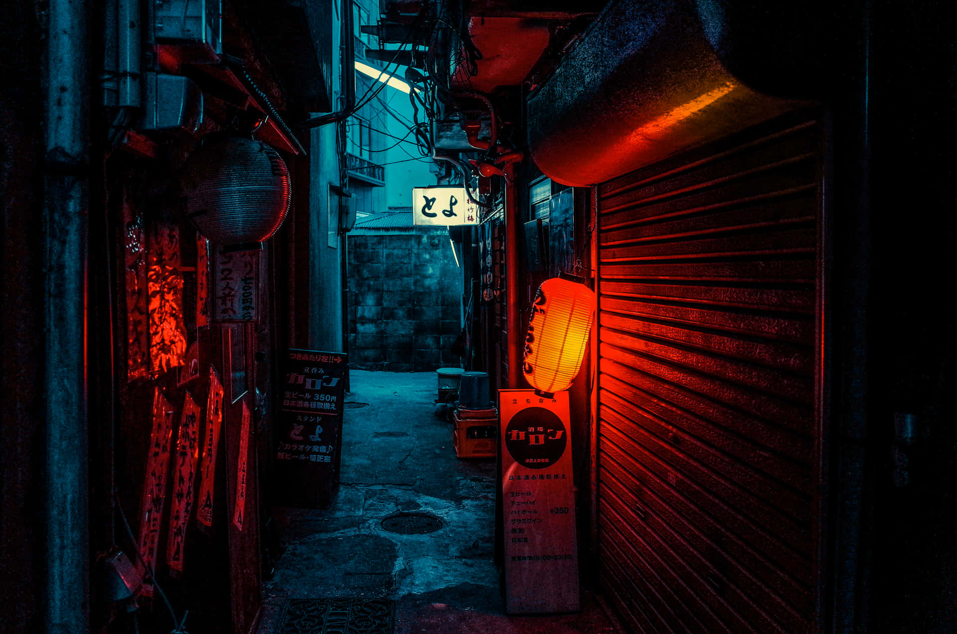 夜晚狹窄的日本小巷，被紅藍霓虹燈招牌和燈籠照亮。