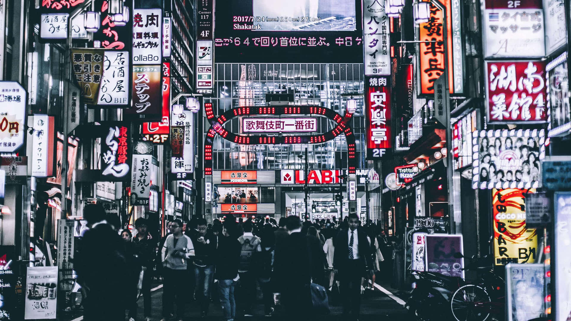 夜晚擁擠的東京街道，被鮮豔的霓虹燈招牌和發光的廣告牌照亮。