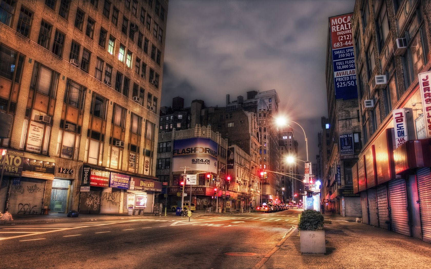 夜間城市街道，霓虹燈招牌閃爍，潮濕路面反射燈光。