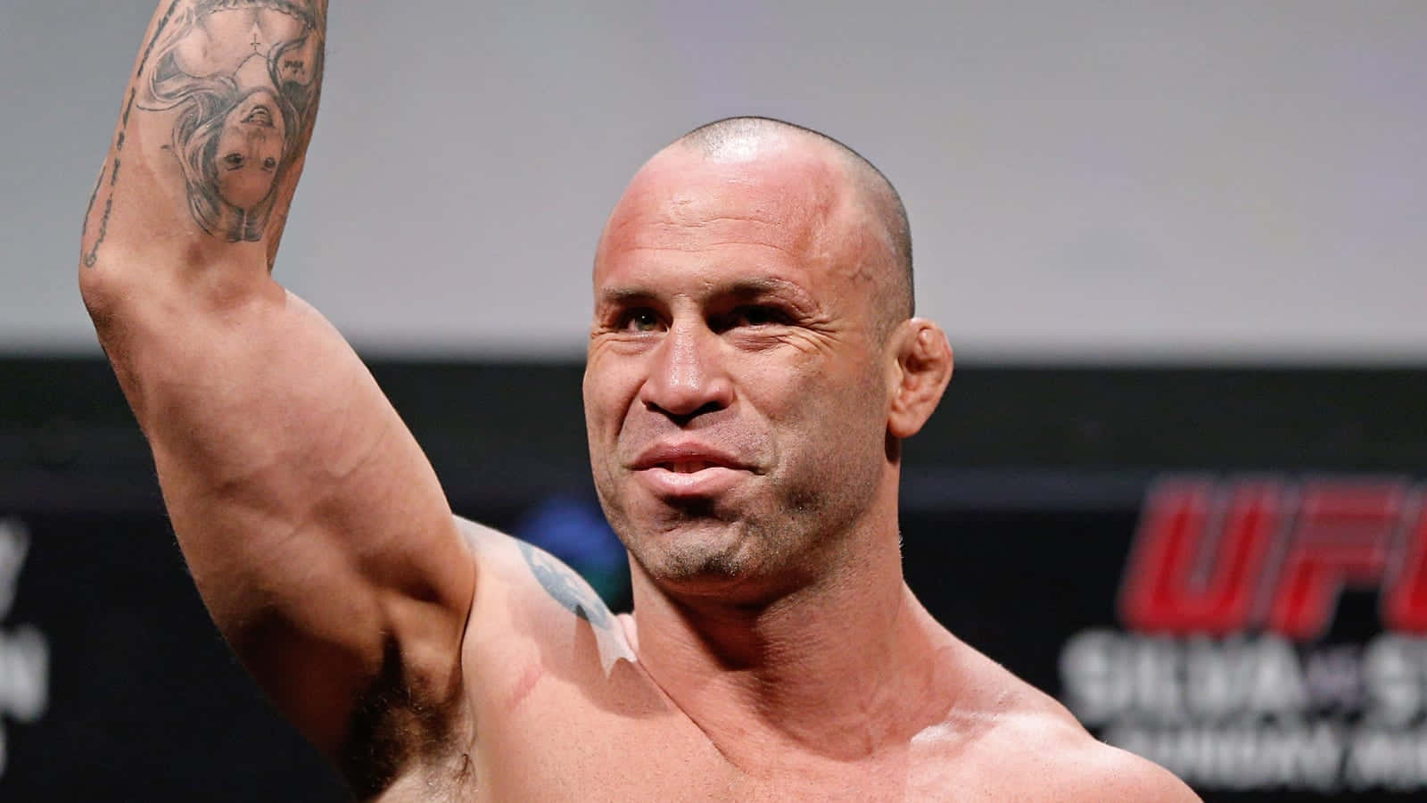 UFC戰士在競技場中舉臂慶祝勝利。