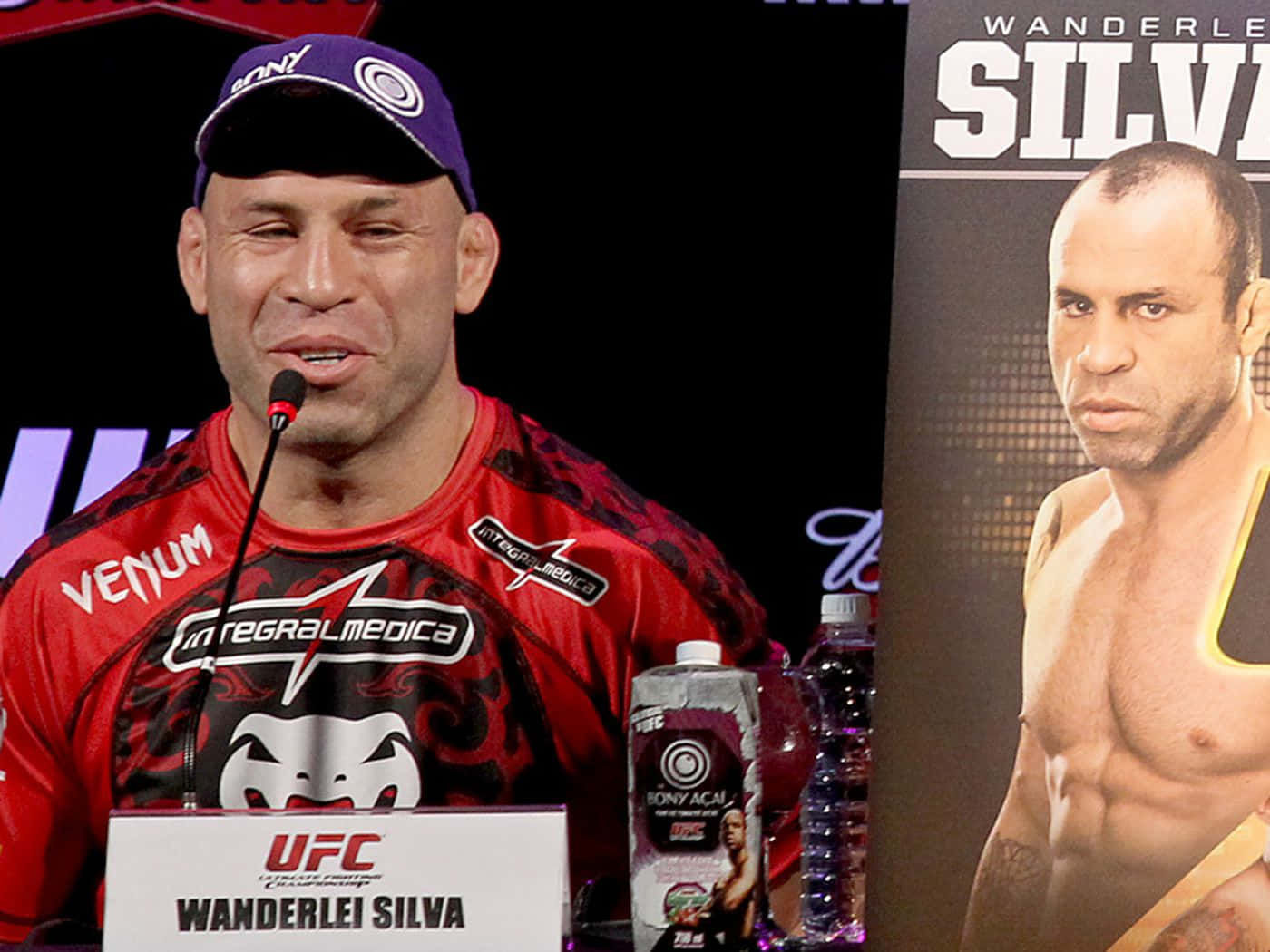 Wanderlei Silva 在UFC記者會上身穿紅色和紫色服裝。