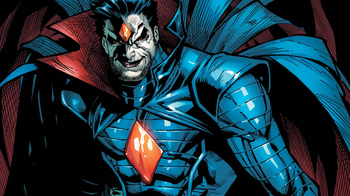 漫畫中的 Mister Sinister 壁紙 — 一個身穿藍色盔甲和紅色斗篷的威脅性漫畫反派，在黑暗背景下用發光的橙色眼睛瞪視。