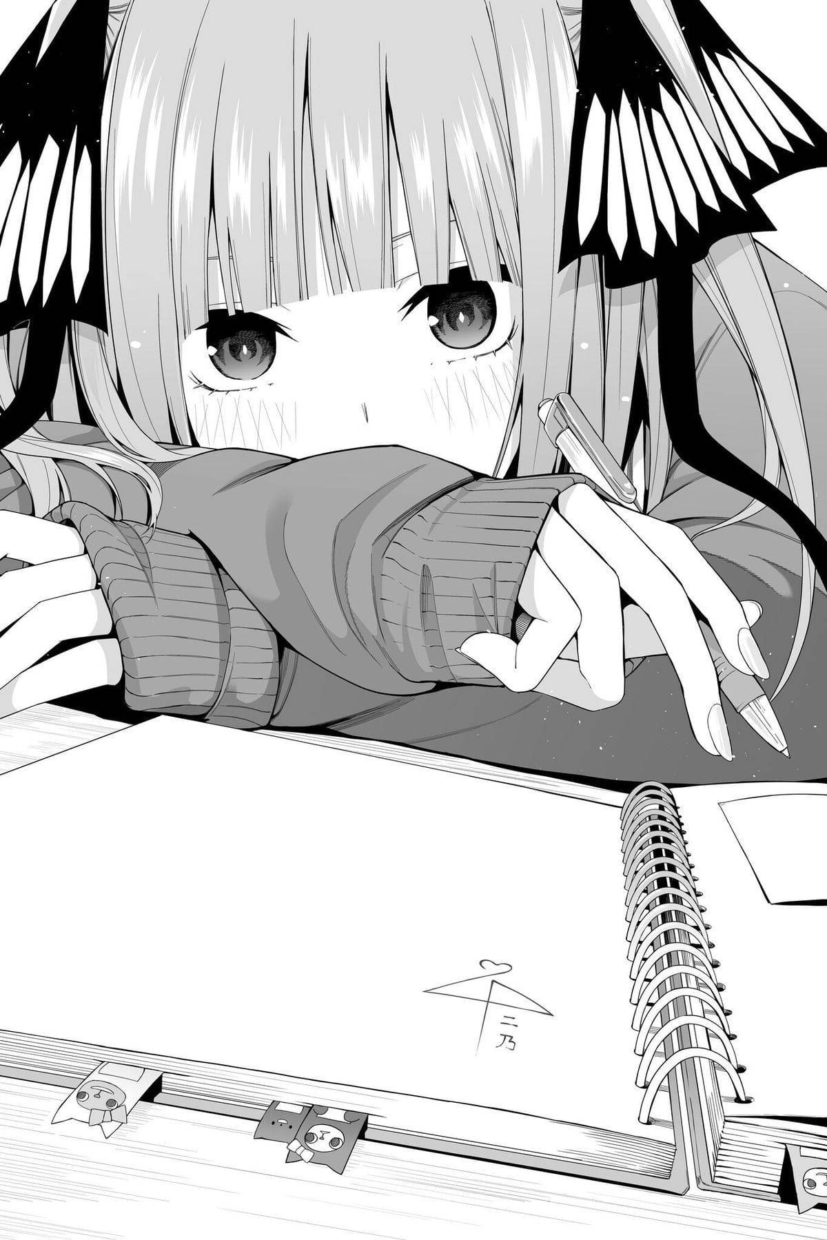 漫畫中野二乃 壁紙 — 一個漫畫風格的貓耳女孩，專注地拿著筆，俯身在素描本上。