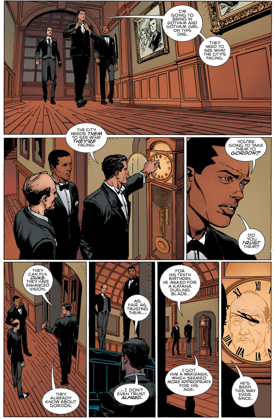 Alfred Pennyworth 桌布 壁紙 — 漫畫格顯示穿著西裝的男人走過宏偉的木製走廊，並在一個大老爺鐘附近討論哥譚的危險。