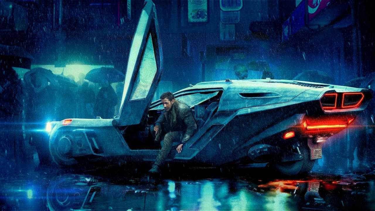 男子在夜間雨中霓虹燈城市中從科幻車中出來。