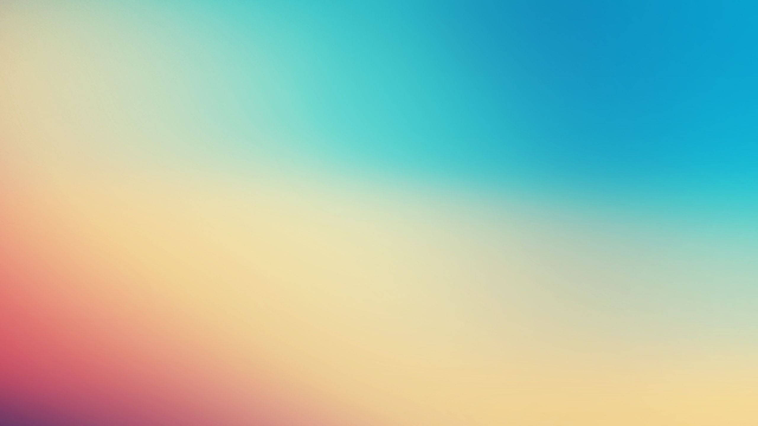 漸層天空亮背景 壁紙 — 整個畫布上，從溫暖的粉紅色和黃色色調平滑過渡到清涼的藍色和藍綠色色調。