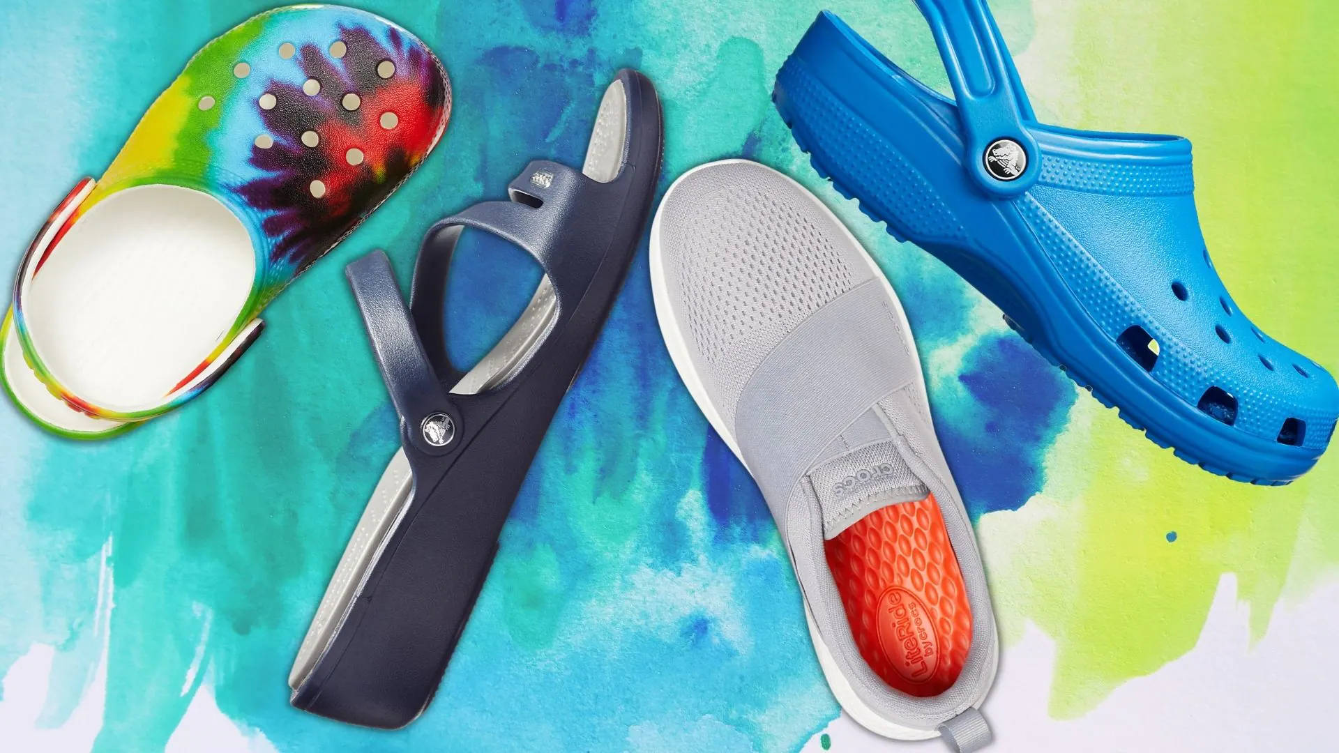 漸層染色 Crocs 拖鞋 壁紙 — 四對色彩繽紛的Crocs鞋排列在充滿活力的水彩背景上，背景為青綠色和黃色。