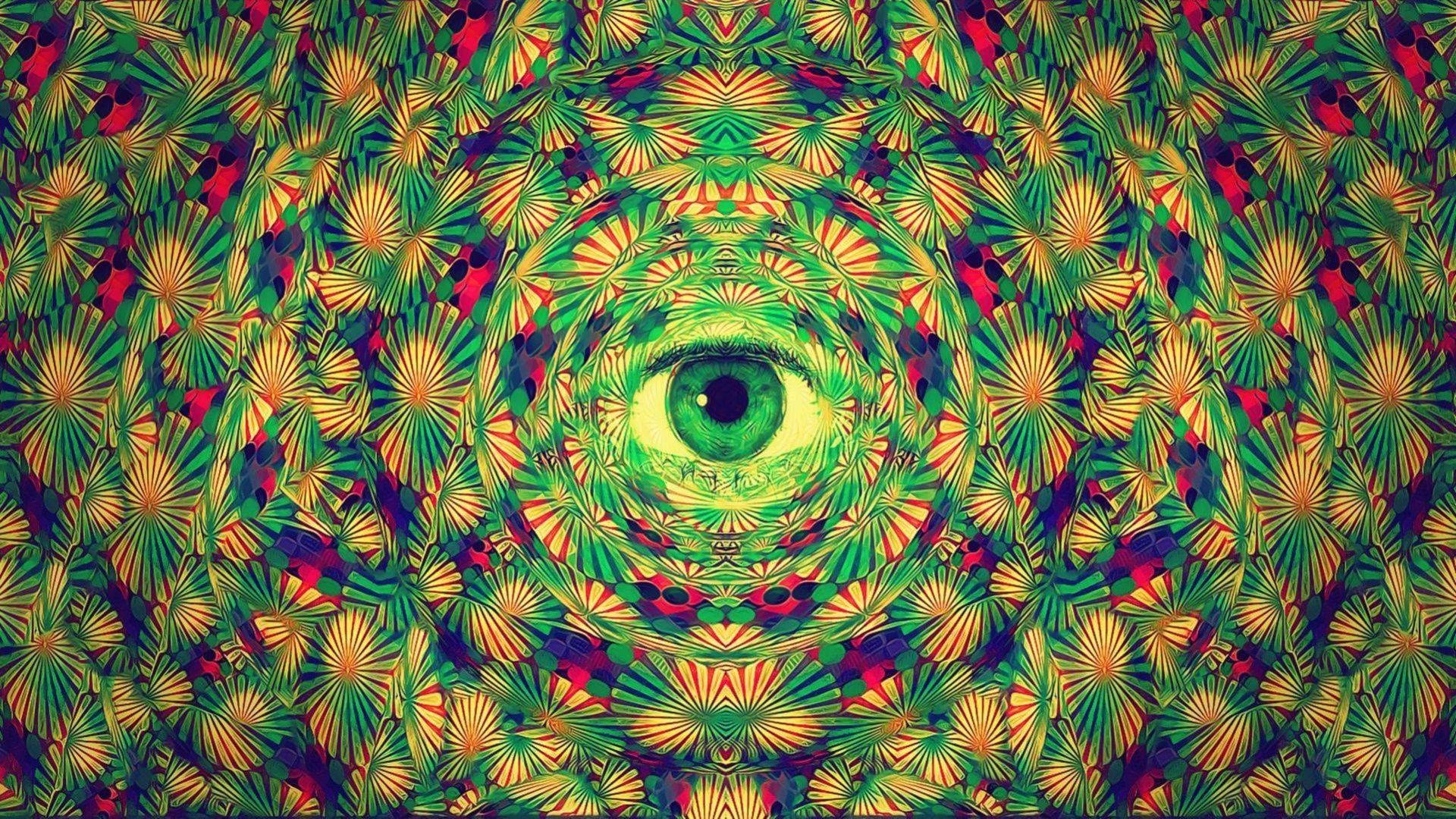 一個催眠的綠色眼睛，被重複的彩色扇形圖案包圍。
