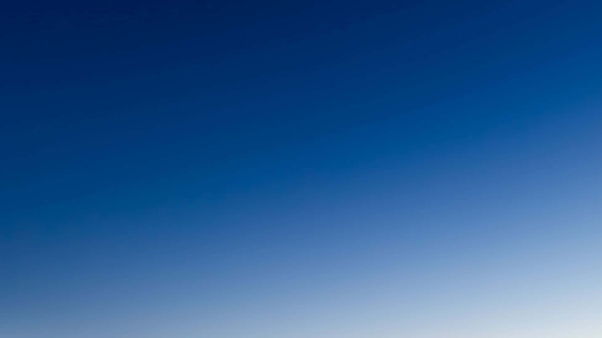 從深藍到淡藍的寧靜漸變天空