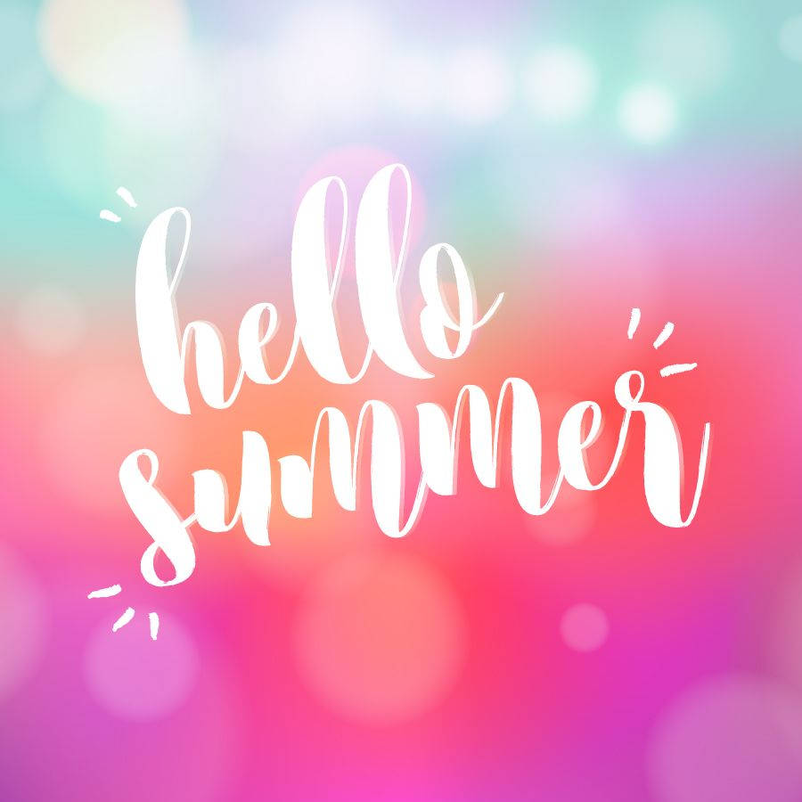 漸層粉藍背景的「Hello Summer」手寫藝術圖 壁紙 — 白色草書 hello summer 文字在柔和粉彩漸變背景上發光，並帶有散景燈光。
