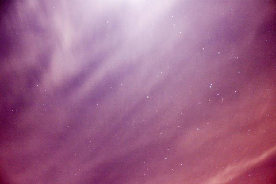 漸層紫色夜空 壁紙 — 夢幻嘅夜空，用柔和嘅紫色同粉紅色畫成，零星嘅星星喺薄雲之間閃爍。