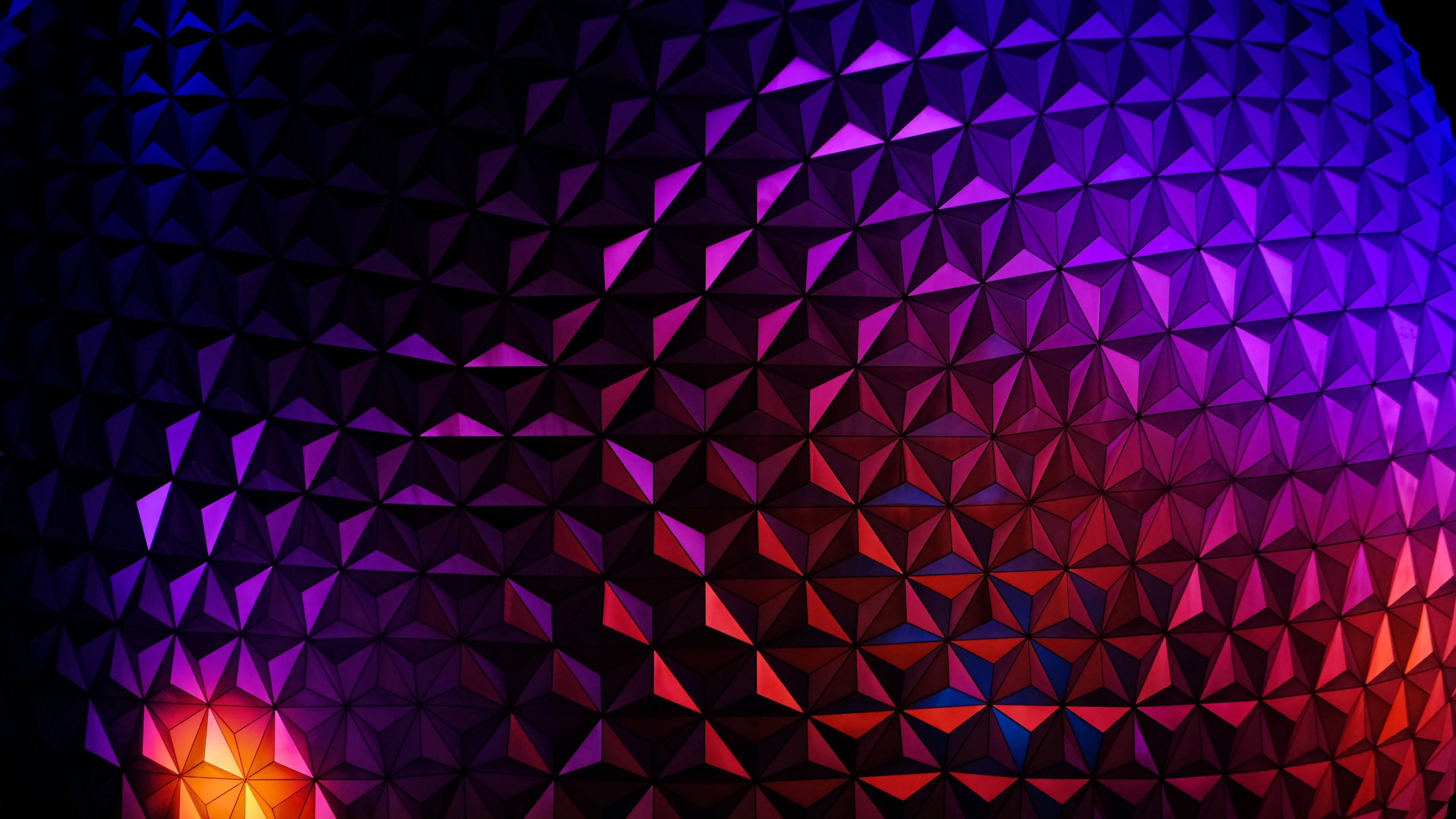 漸層色 Epcot 球體特寫 壁紙 — 在深色背景上，從深藍色過渡到火紅色的發光三角形，構成迷人的幾何圖案。