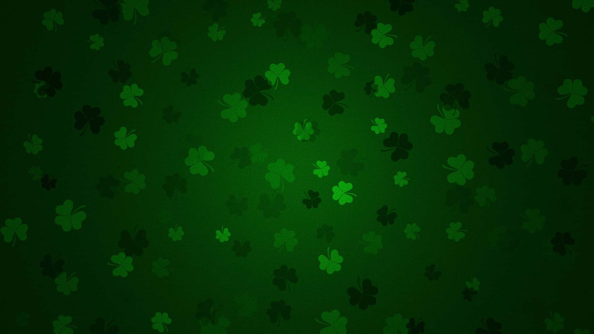 Saint Patricks Day 桌布 壁紙 — 漸變綠色背景散落著發光和深色的三葉草，營造出節日氣氛的聖帕特里克節圖案。
