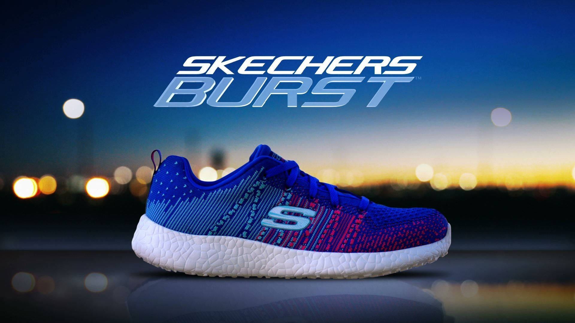 藍紫色Skechers Burst運動鞋在黃昏時分置於反光表面上，背景為城市。