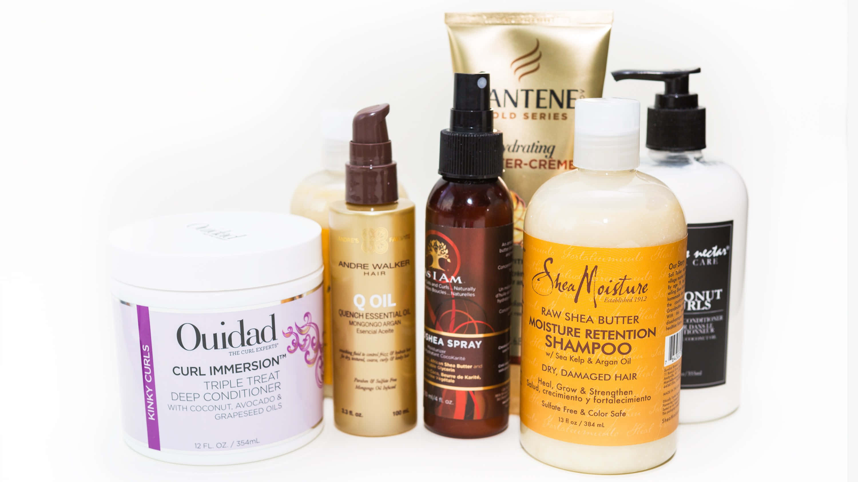 Haircare 桌布 壁紙 — 潔白背景展示一系列精選的各種捲髮護理產品。