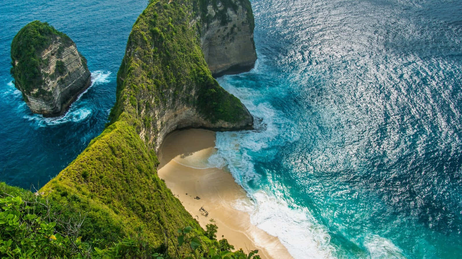被綠色懸崖和碧綠海浪環繞的隱世海灘。