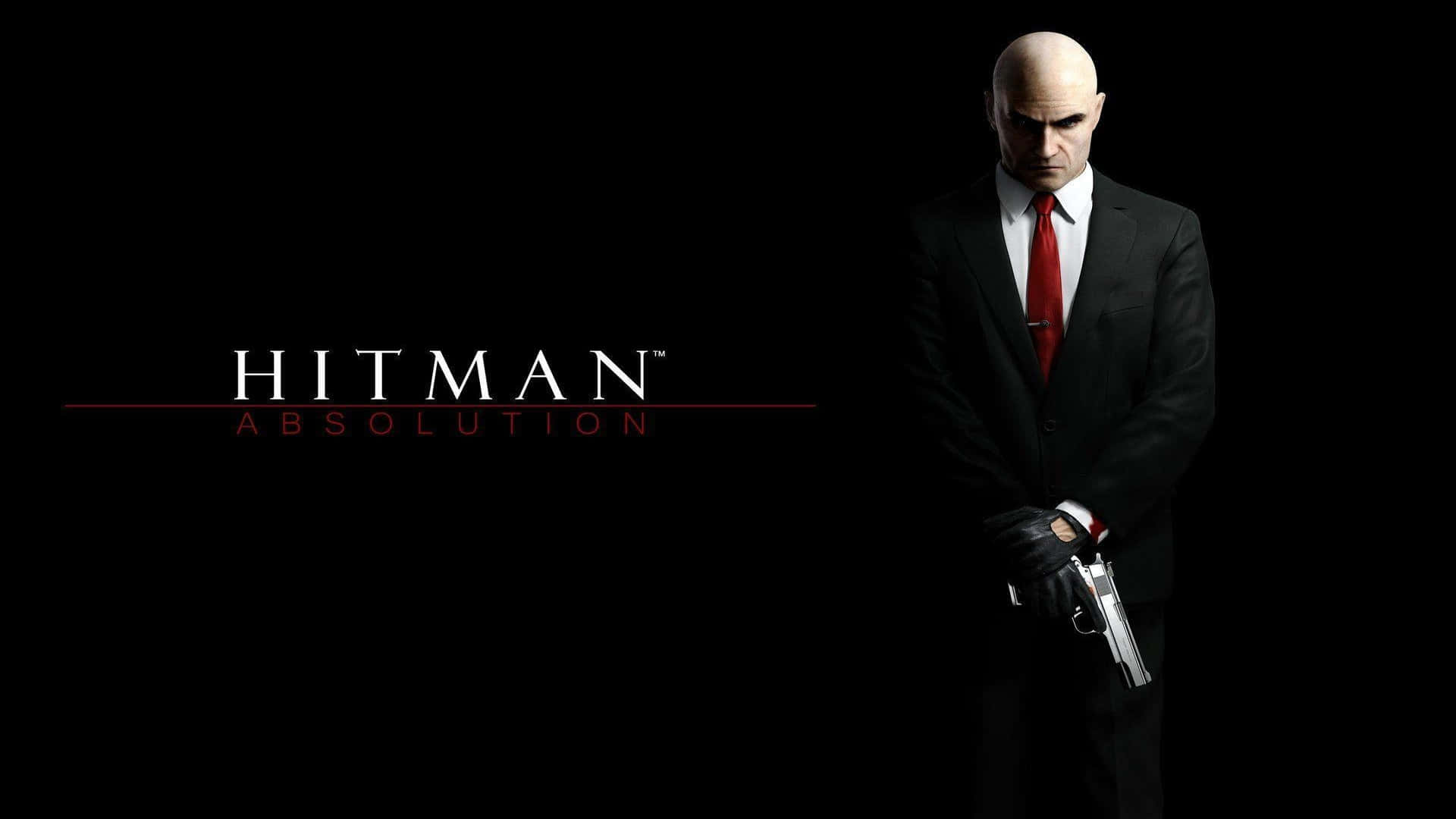 潛入《Hitman 2》的驚險世界 壁紙 — 一個光頭男人穿著黑色西裝和紅色領帶，在黑色背景上拿著手槍，並有Hitman Absolution標誌。