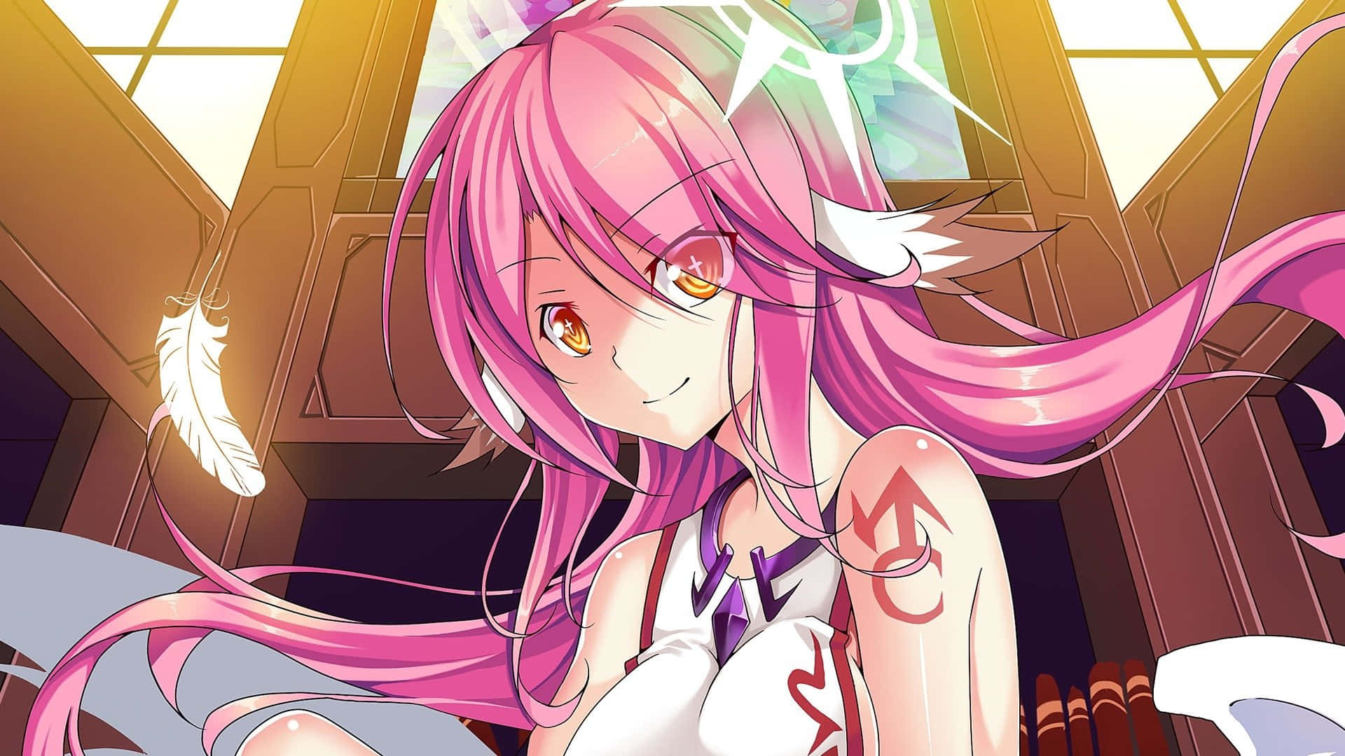 潛入《無遊戲無人生》的遊戲世界 壁紙 — 一位開朗的動漫女孩，擁有長長的粉紅色頭髮和發光的眼睛，在陽光明媚的木屋中微笑，周圍漂浮著羽毛。