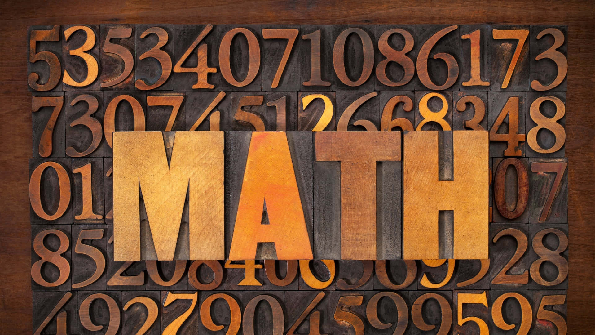 拼出MATH的木製字母，周圍環繞著金屬字型數字。
