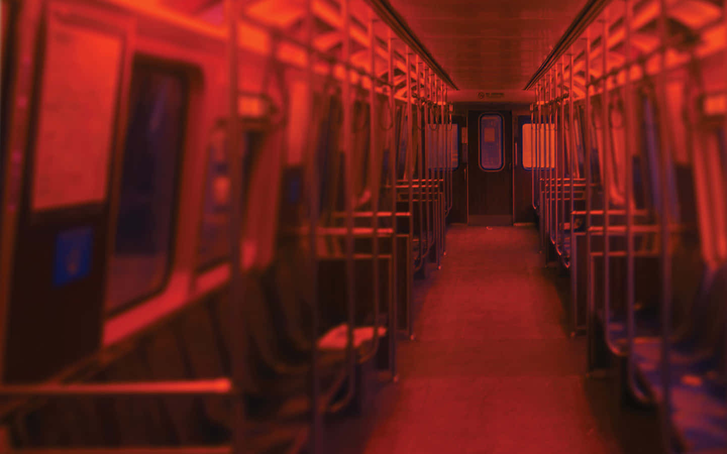 「潛入紅色美學！」 壁紙 — 一列空無一人的地鐵車廂沐浴在詭異的紅光中，模糊的座位和柱子伸向遠方。