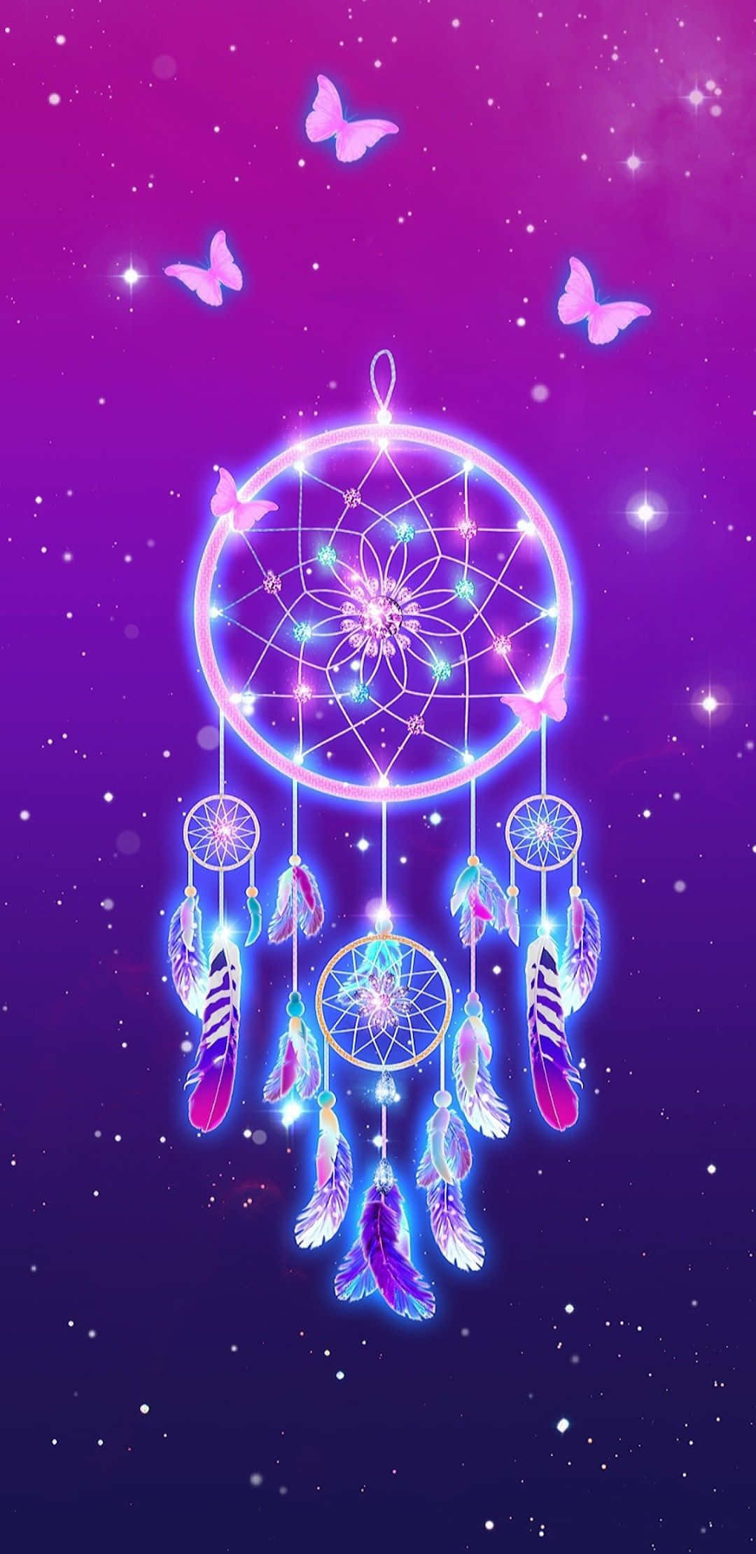 潛入色彩繽紛的閃耀星系 壁紙 — 一個發光的捕夢網，帶有羽毛和蝴蝶，漂浮在繁星點點的紫色夜空上。