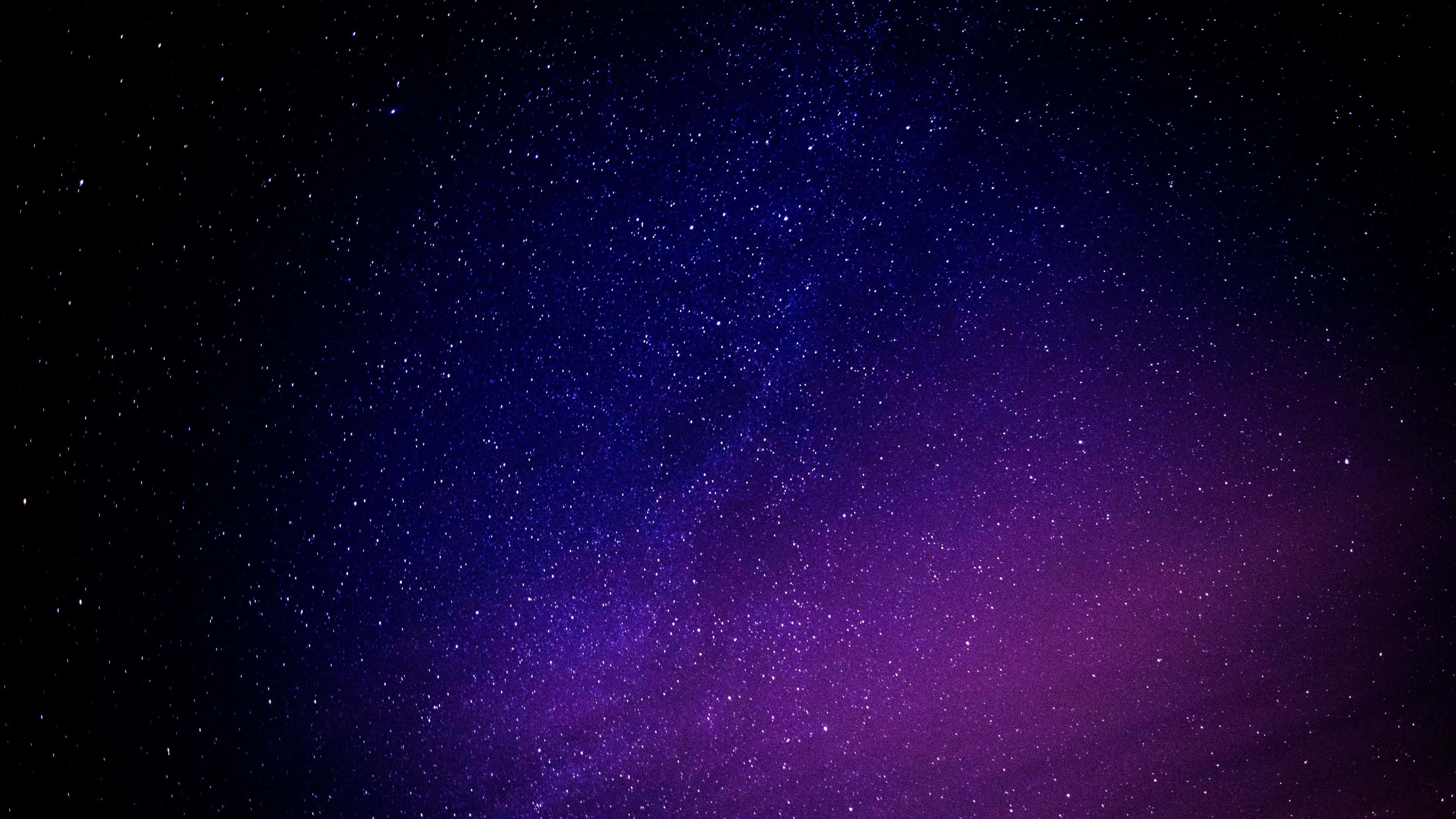 潛入閃耀星系的深處 壁紙 — 令人嘆為觀止的漸變夜空，從深藍色過渡到充滿活力的紫色，點綴著無數閃爍的星星。