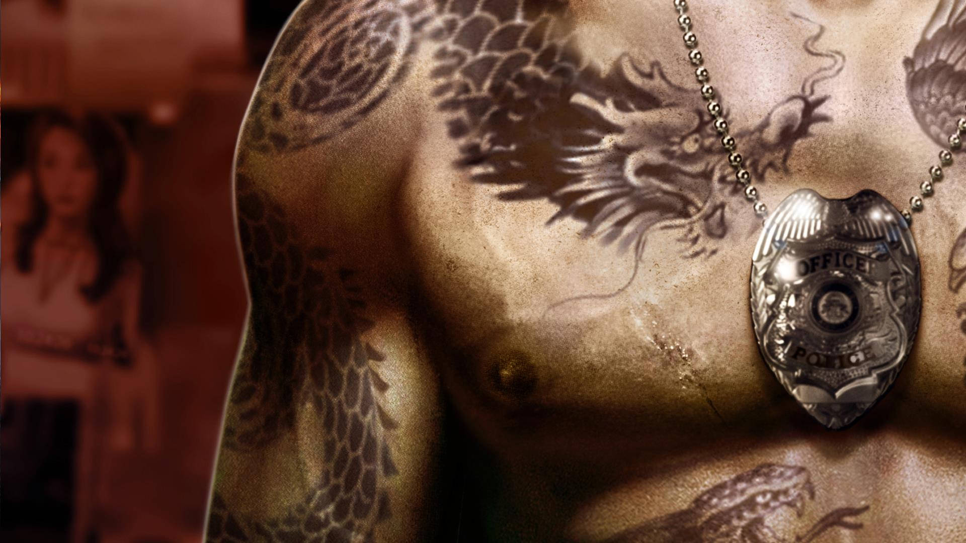 紋身男子在昏暗紅光中戴著警徽項鍊