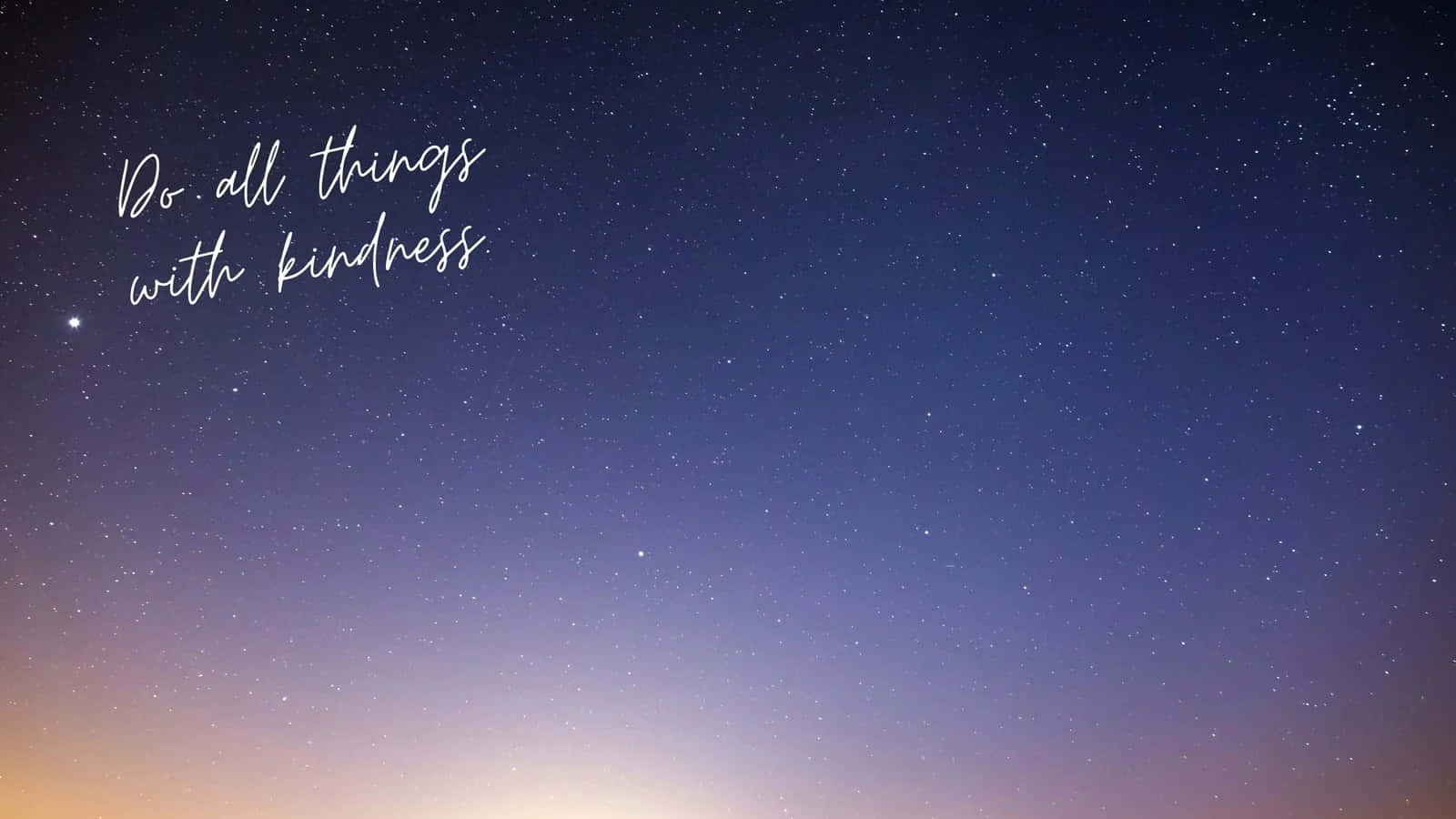澄澈寧靜，與靜謐夜空相伴 壁紙 — 寧靜的暮色天空，佈滿星星，從深藍色到溫暖橙色地平線的柔和漸變，搭配優雅的手寫文字。