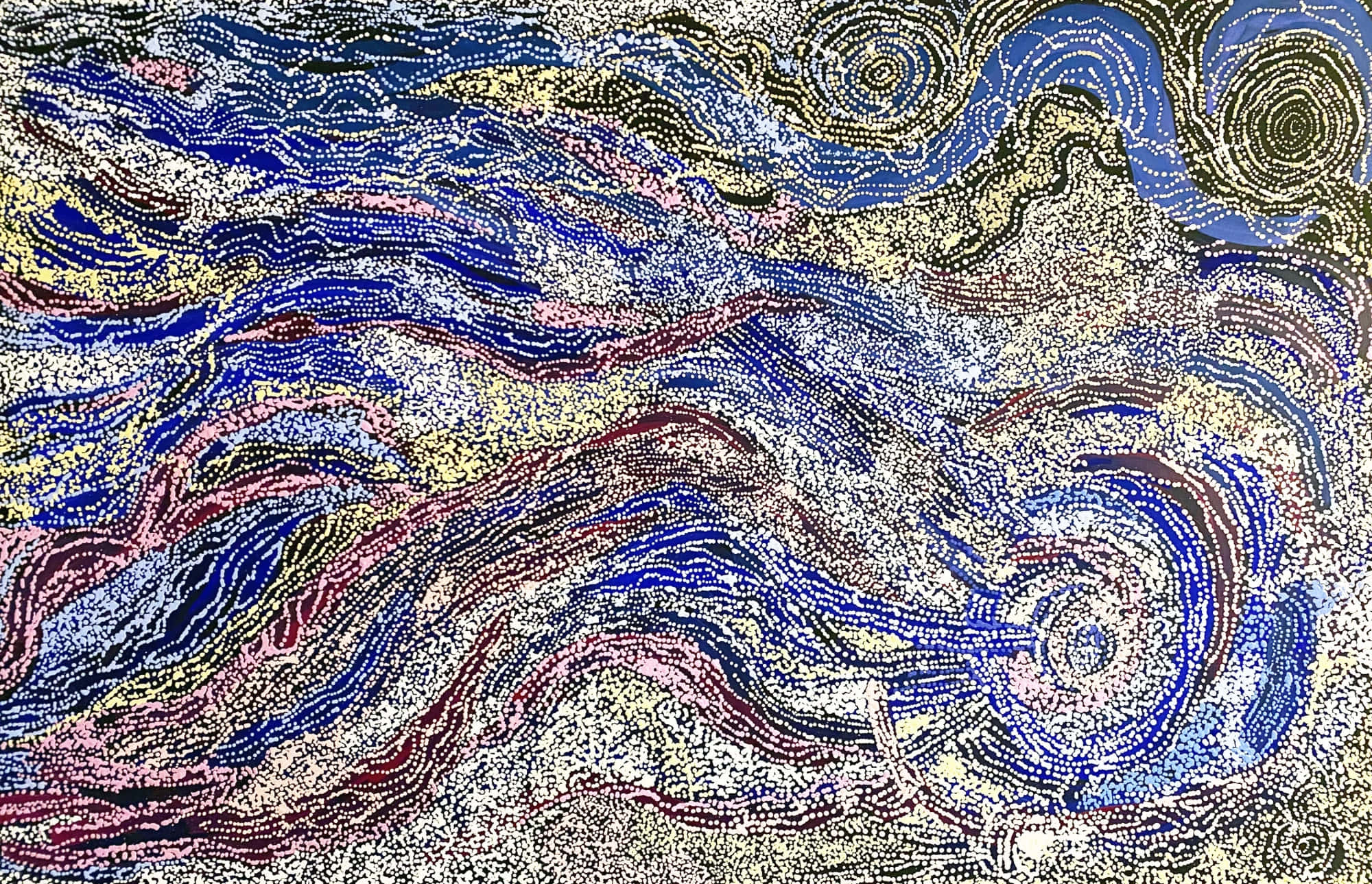 澳洲原住民的沙畫藝術 壁紙 — 一個旋轉的宇宙風暴，以充滿活力的珠子呈現，帶有電光藍、粉紅和黃色，背景是星光閃爍的銀色。