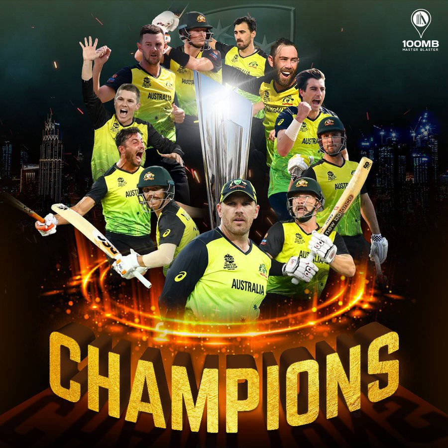 澳洲板球隊在夜間用獎盃和球棒慶祝錦標賽勝利。