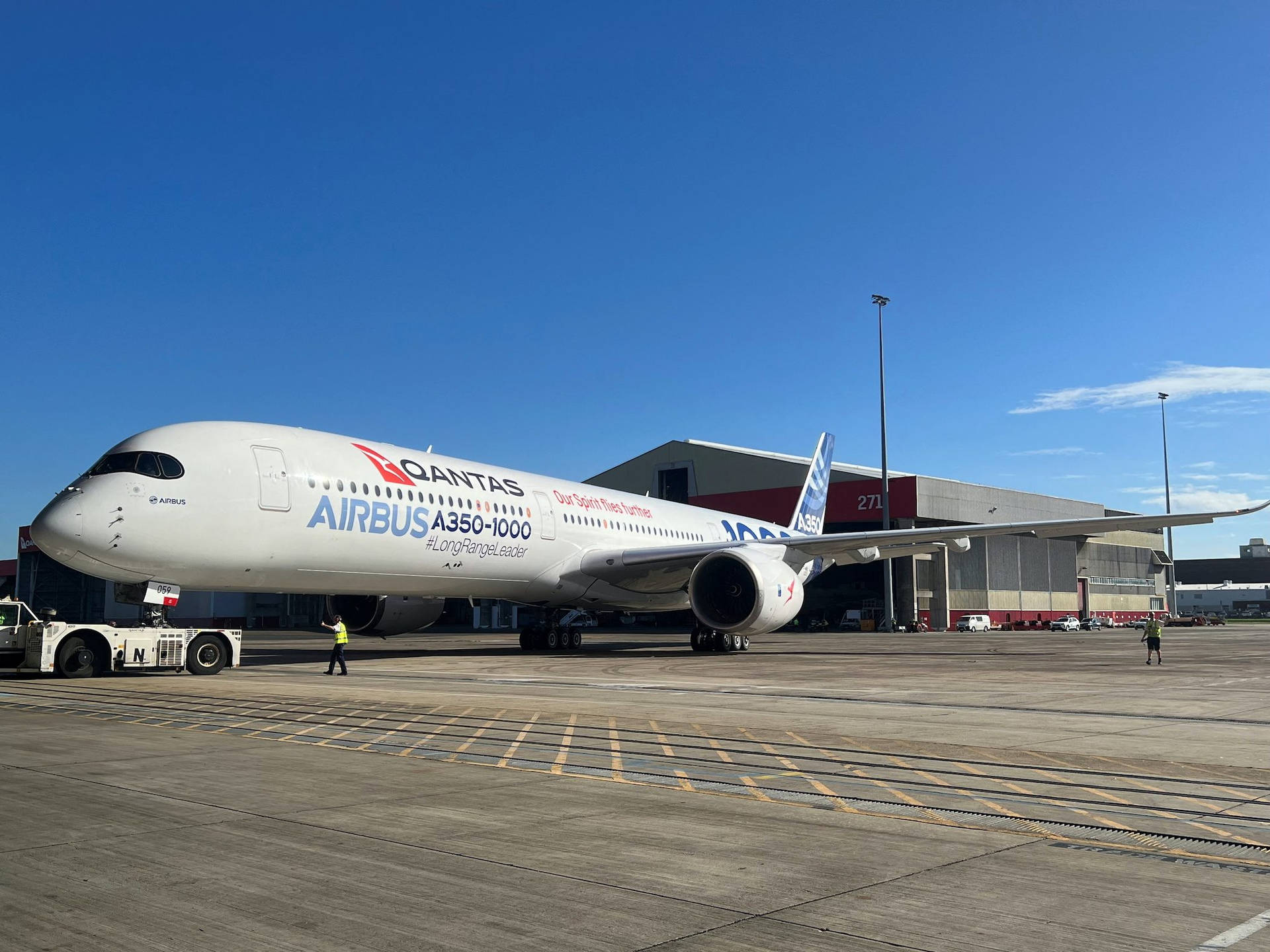 Qantas 空中巴士 A350-1000 停泊在機場停機坪，有地勤人員