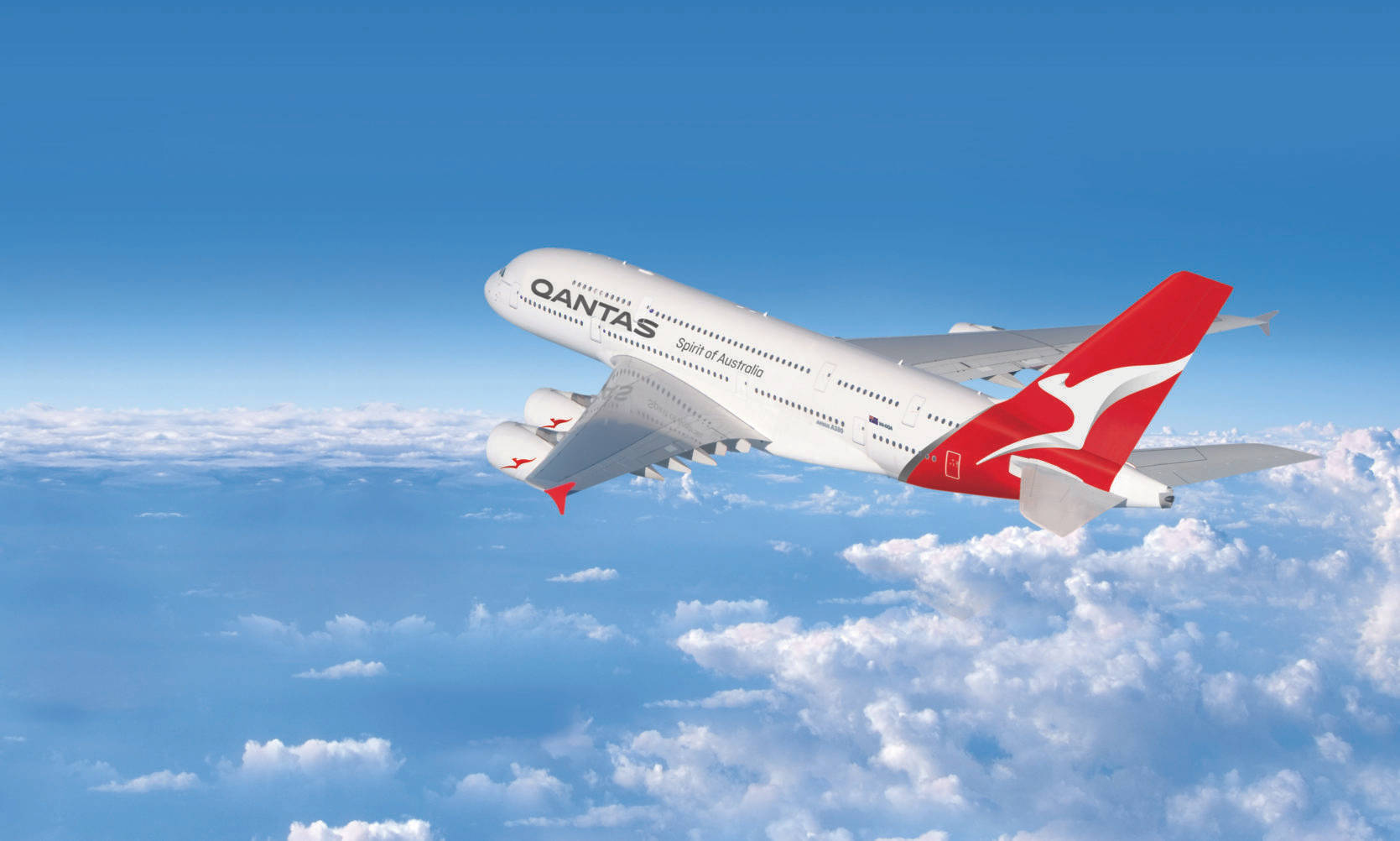 澳洲航空飛機在晴朗藍天中飛越雲層