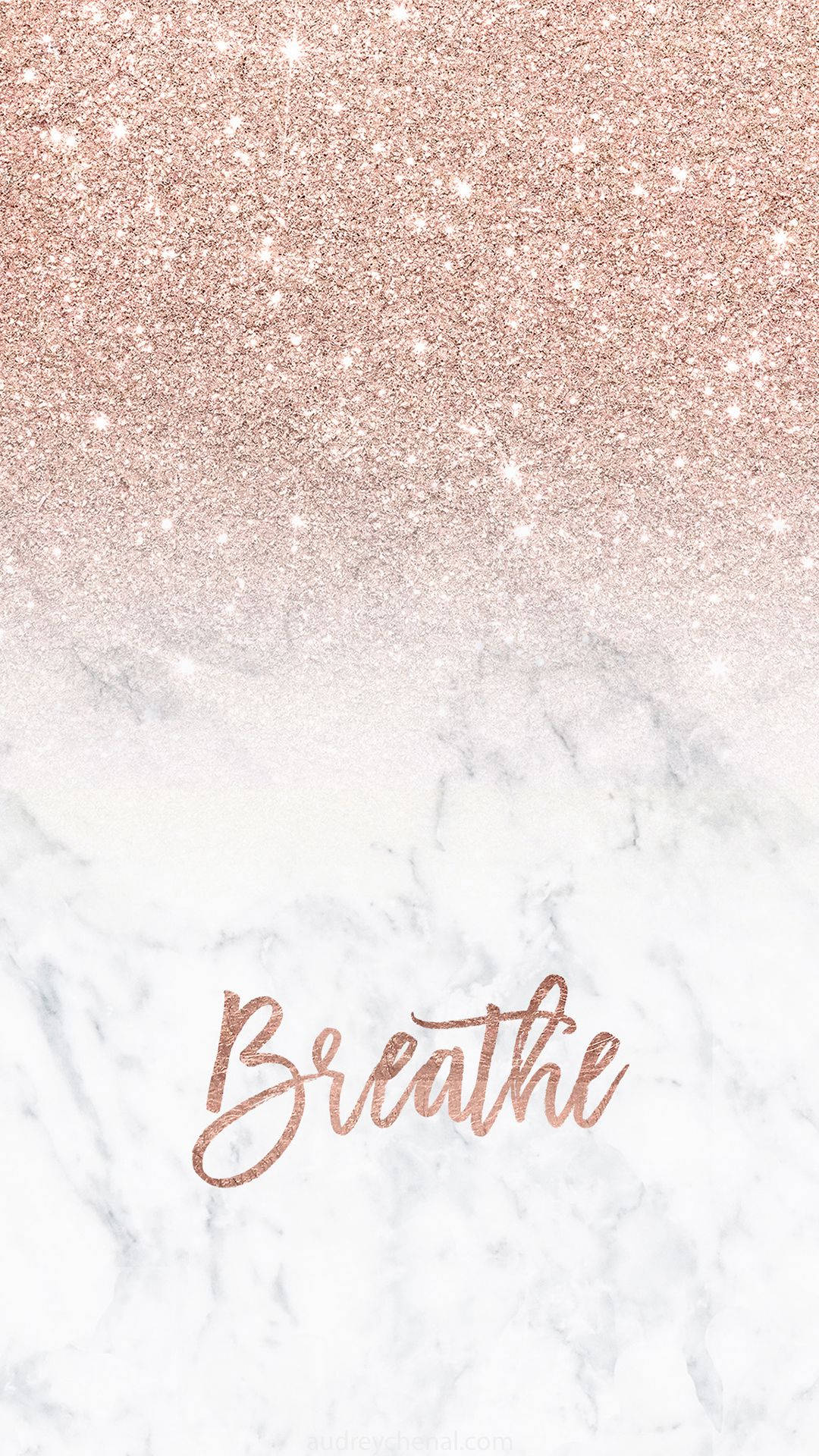 玫瑰金閃粉在大理石上淡出，並以草書寫上「breathe」一詞。