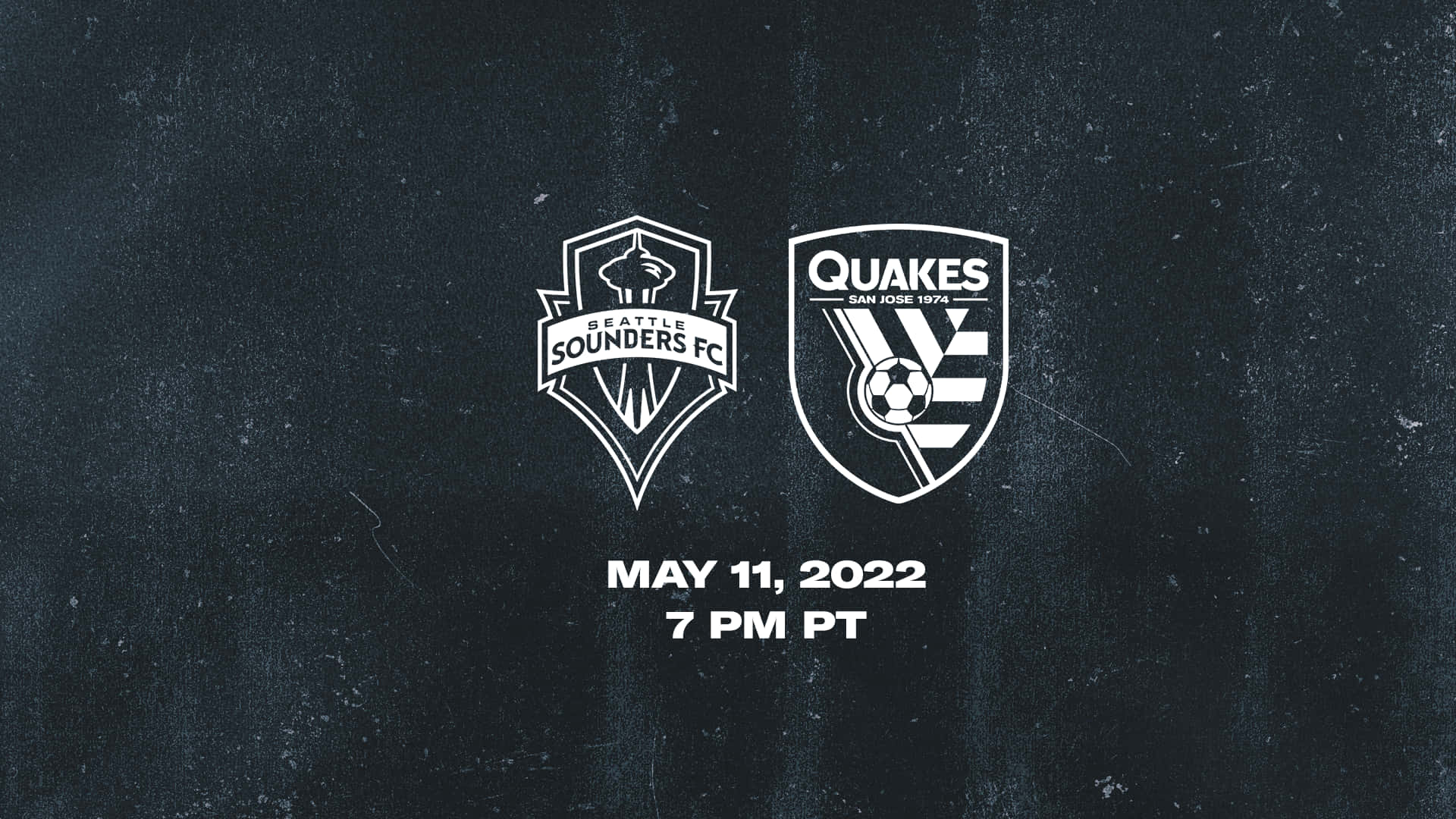 激烈對抗：西雅圖音速隊與地震隊隊徽 壁紙 — 兩個足球隊標誌 Seattle Sounders FC 和 San Jose Earthquakes 以白色顯示在深色紋理背景上，並附有活動日期和時間。