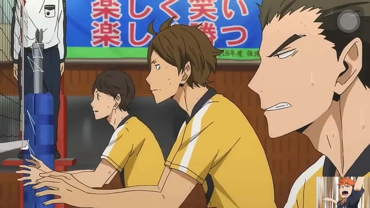 Johzenji High 桌布 壁紙 — 激烈的動漫排球運動員穿著黃色球衣，在明亮的體育館燈光下進行比賽時汗流浹背。