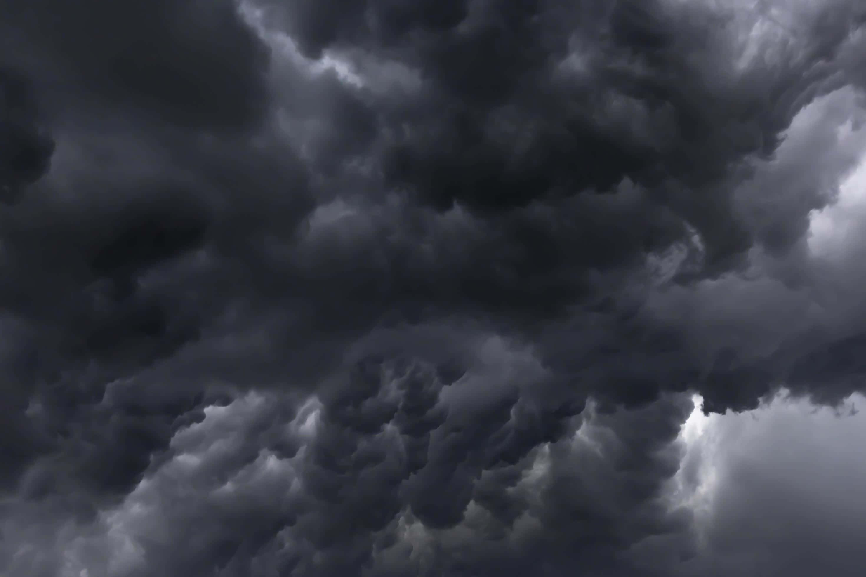 Dark Storm 桌布 壁紙 — 濃密嘅黑暗風暴雲層帶住戲劇性嘅紋理同不祥嘅灰色色調，喺醞釀中嘅雷暴之前籠罩住。