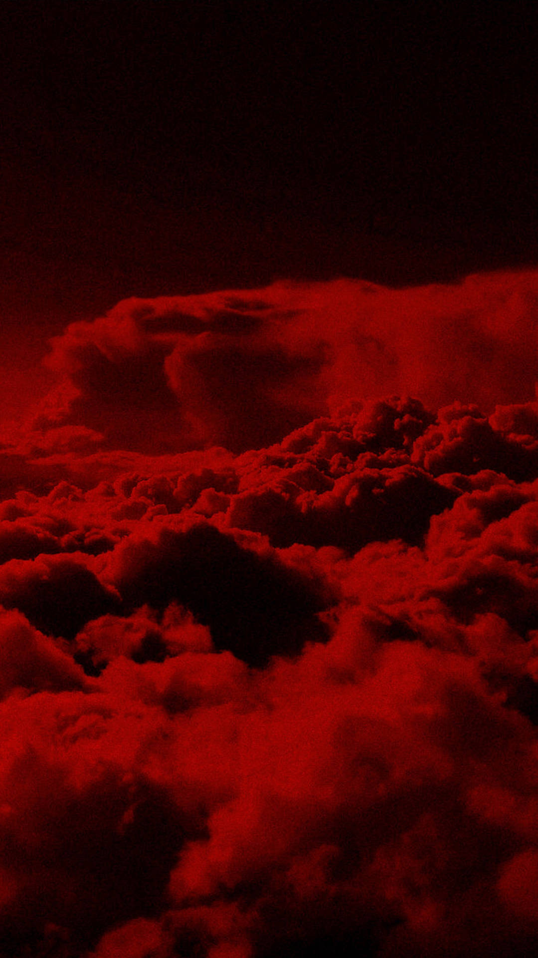 紅色雲朵在黑暗的夜空中被照亮。
