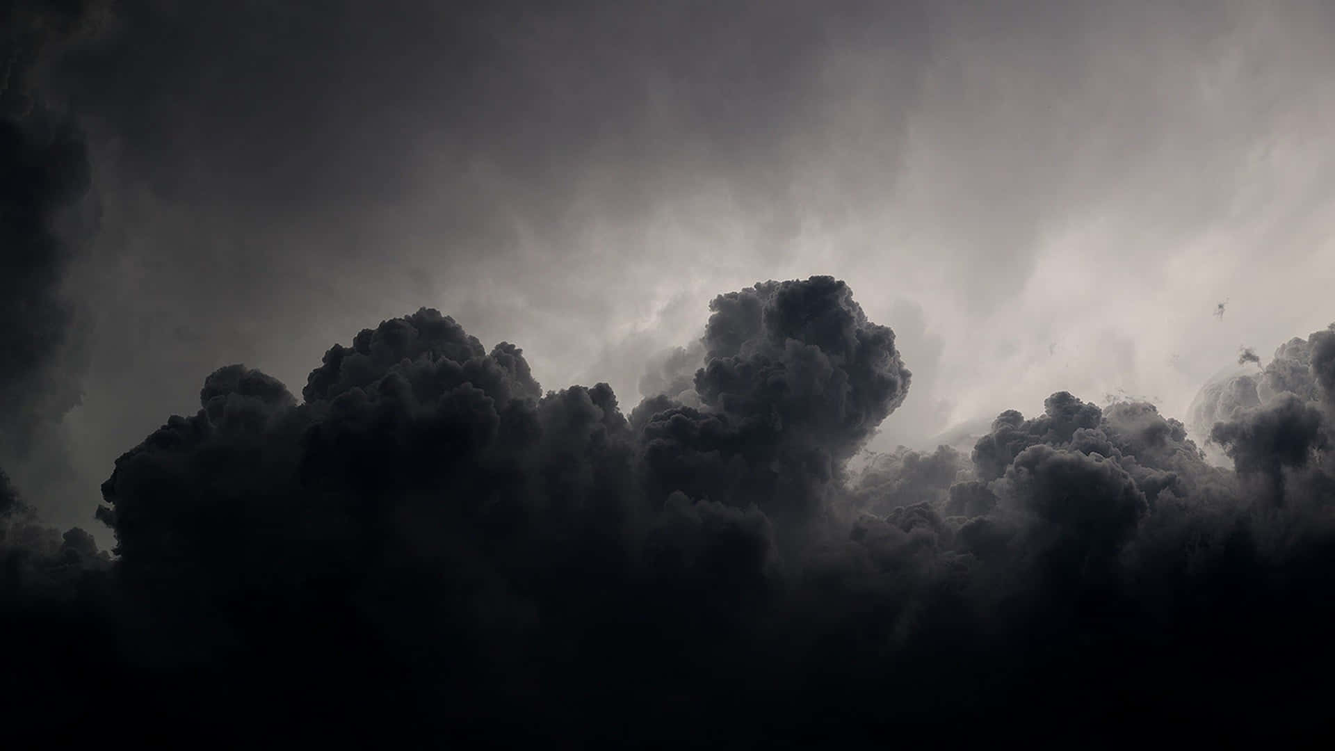 暗色暴風雲佈滿天空，營造出陰鬱的氛圍場景。