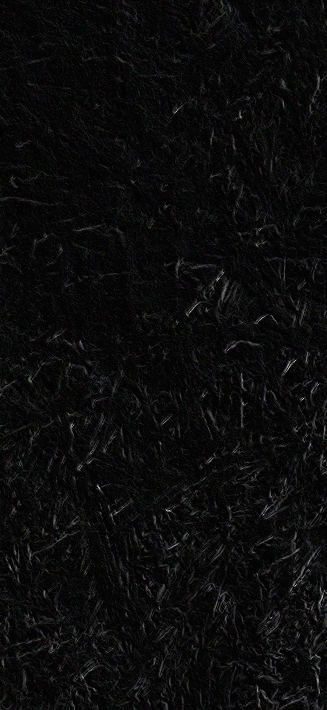 深色iPhone壁紙 桌布 壁紙 — 濃密黑色蓬鬆毛髮的特寫，帶有微妙的灰色亮點，營造出柔軟的紋理表面。