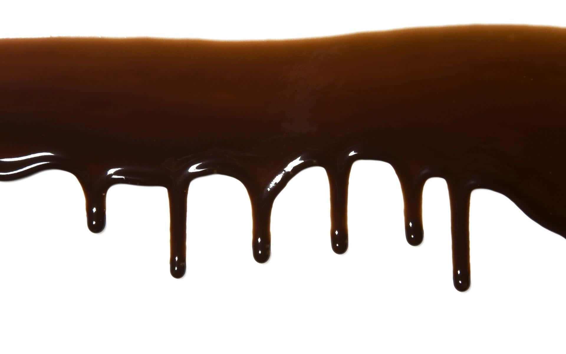 Brown Chocolate 桌布 壁紙 — 濃郁光澤的朱古力醬在純白背景上緩慢滴落成粗線條。